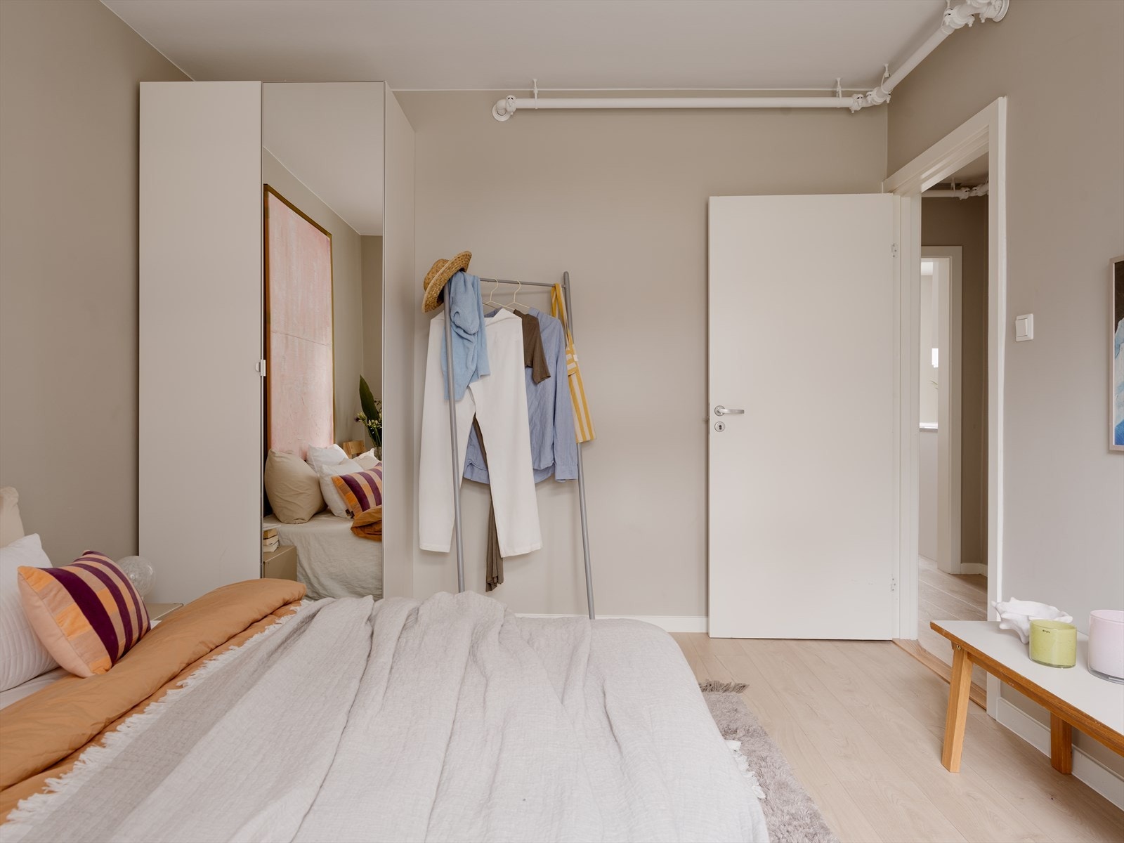 Her har du god plass til dobbeltseng, nattbord og oppbevaringsløsninger. Galleribilde