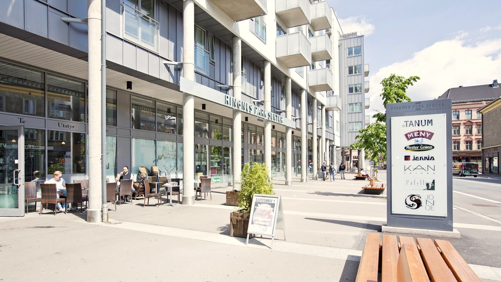Ringnes park senter med blomsterbutikk, jernvarehandel, frisør, apotek, meny og SATS..jpg Galleribilde
