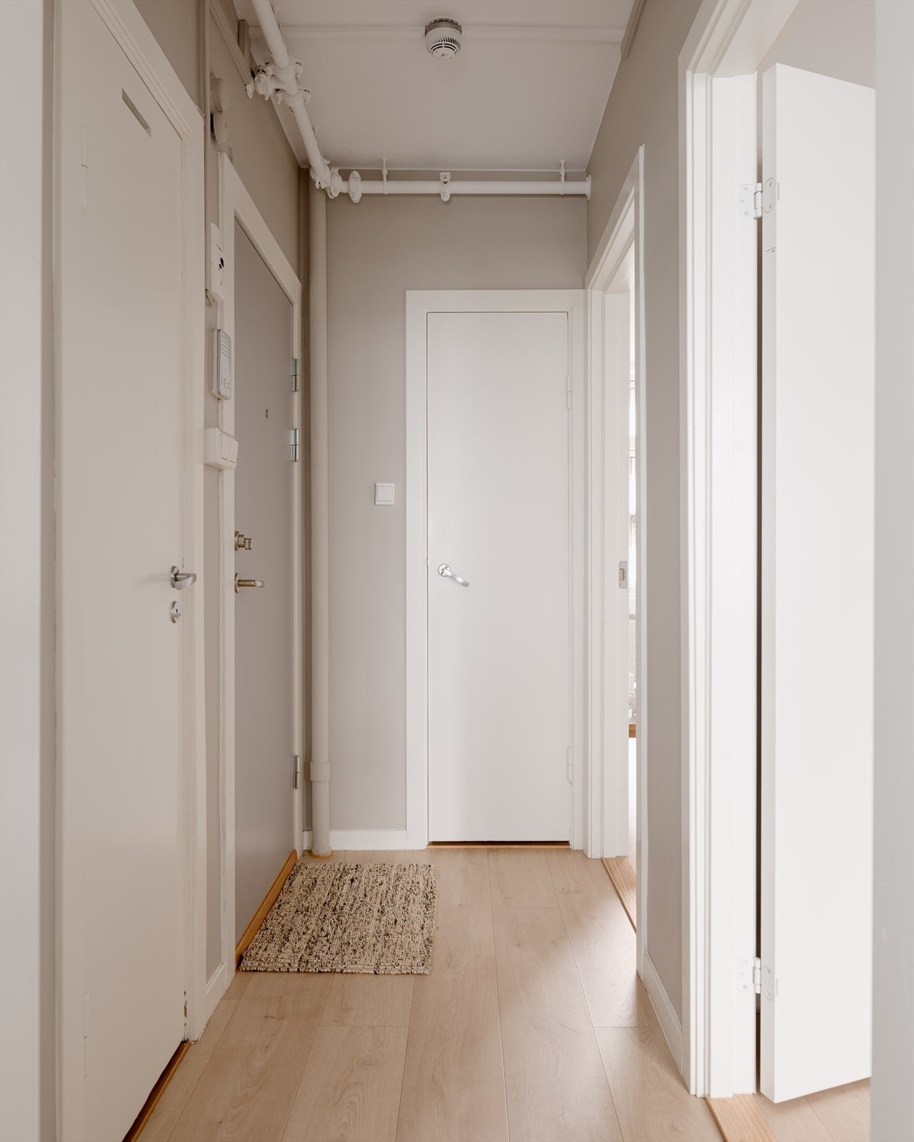 I gangen finner du en praktisk bod med opplegg til vaskemaskin. Galleribilde