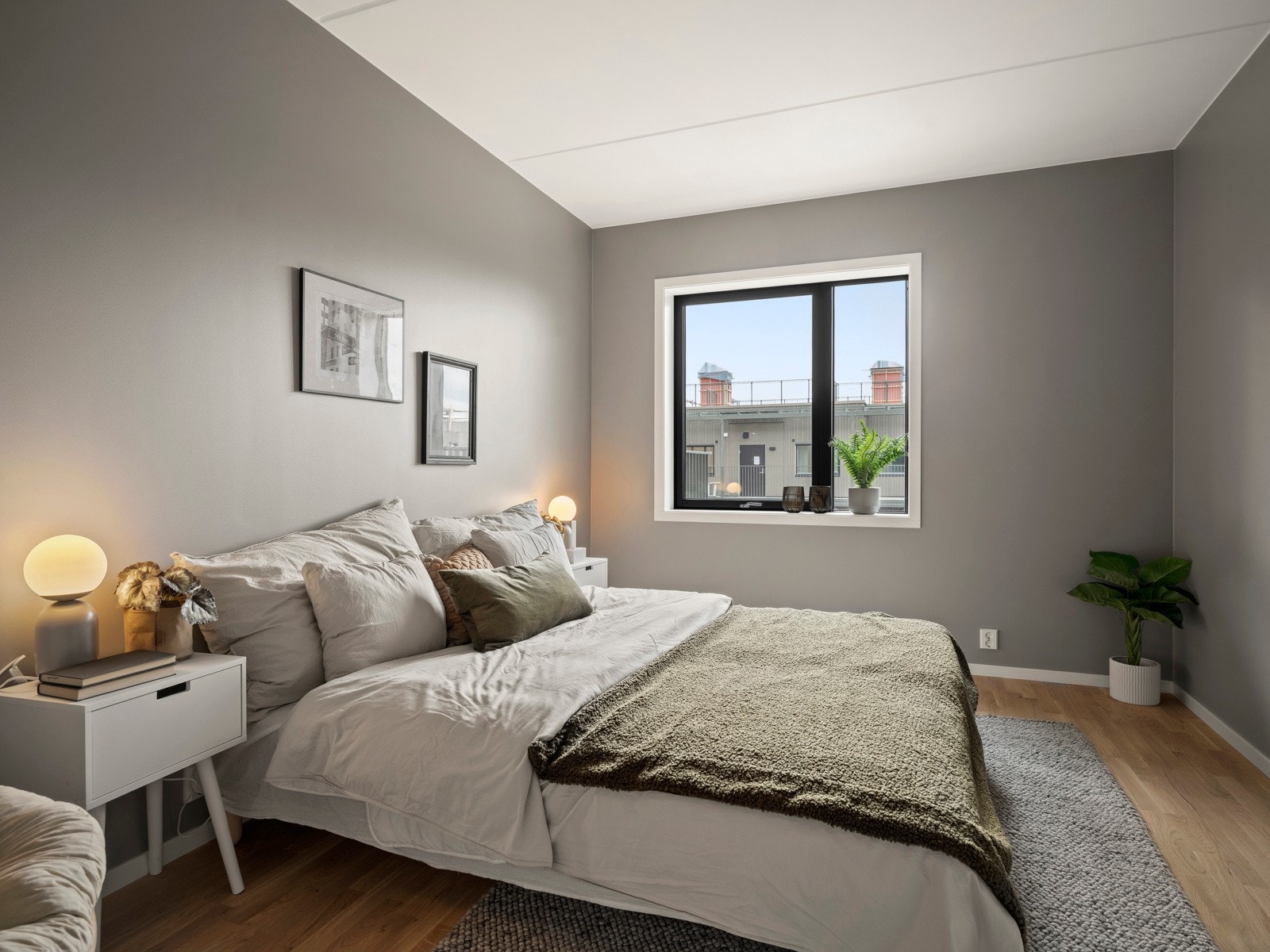 Det er god plass til dobbeltseng og nattbord på hver side. Galleribilde