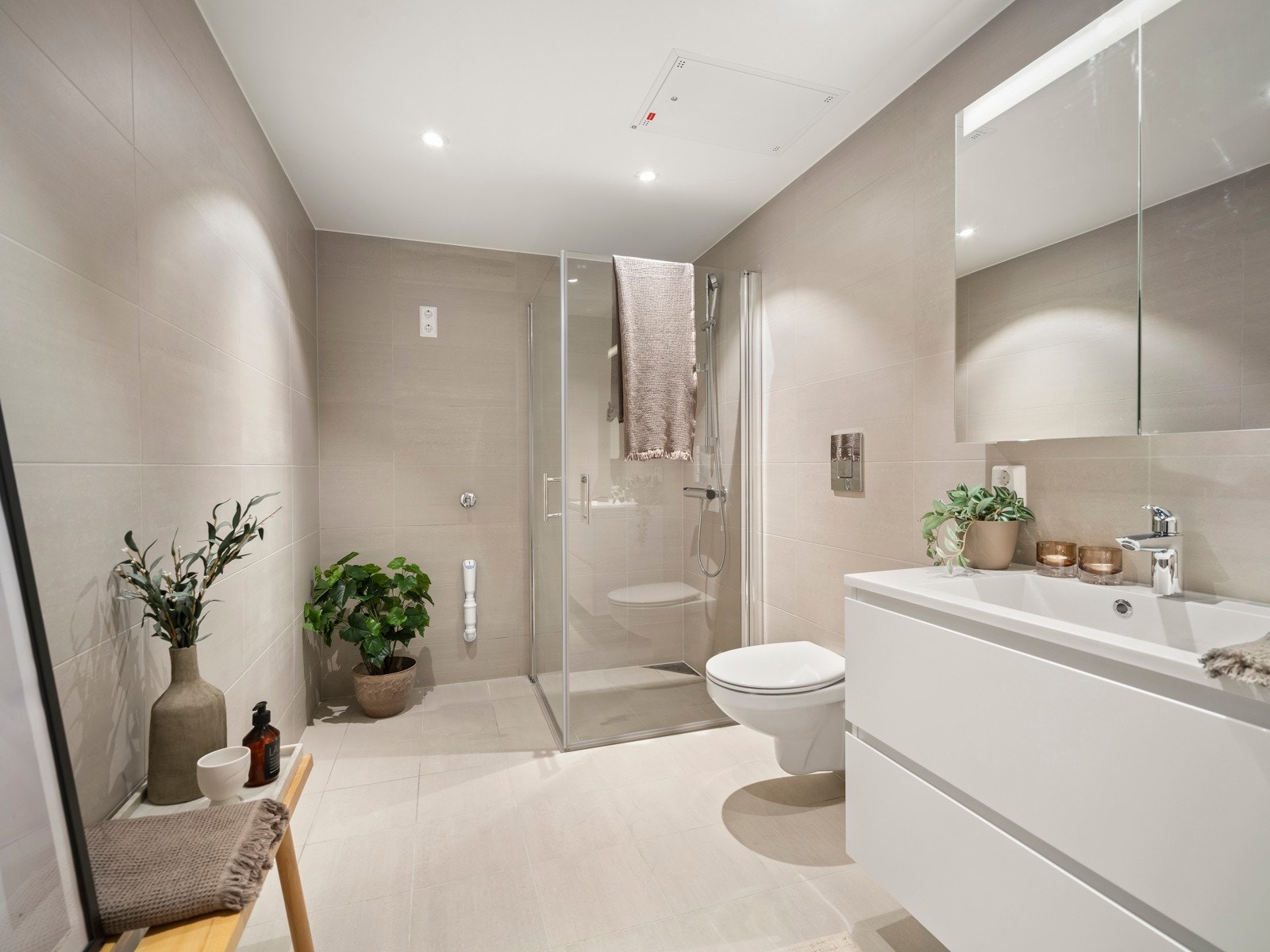 Delikat flislagt baderom med varme i gulv, og downlights i himling. Opplegg for vaskemaskin. Galleribilde