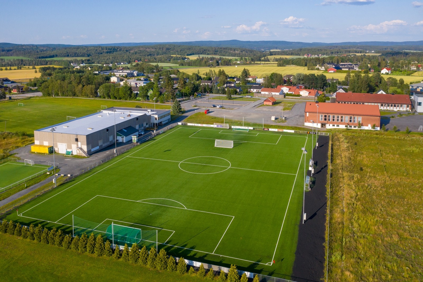 Aurskoghallen og kunstgressbane ligger rett ved barneskolen og ungdomsskolen. Galleribilde