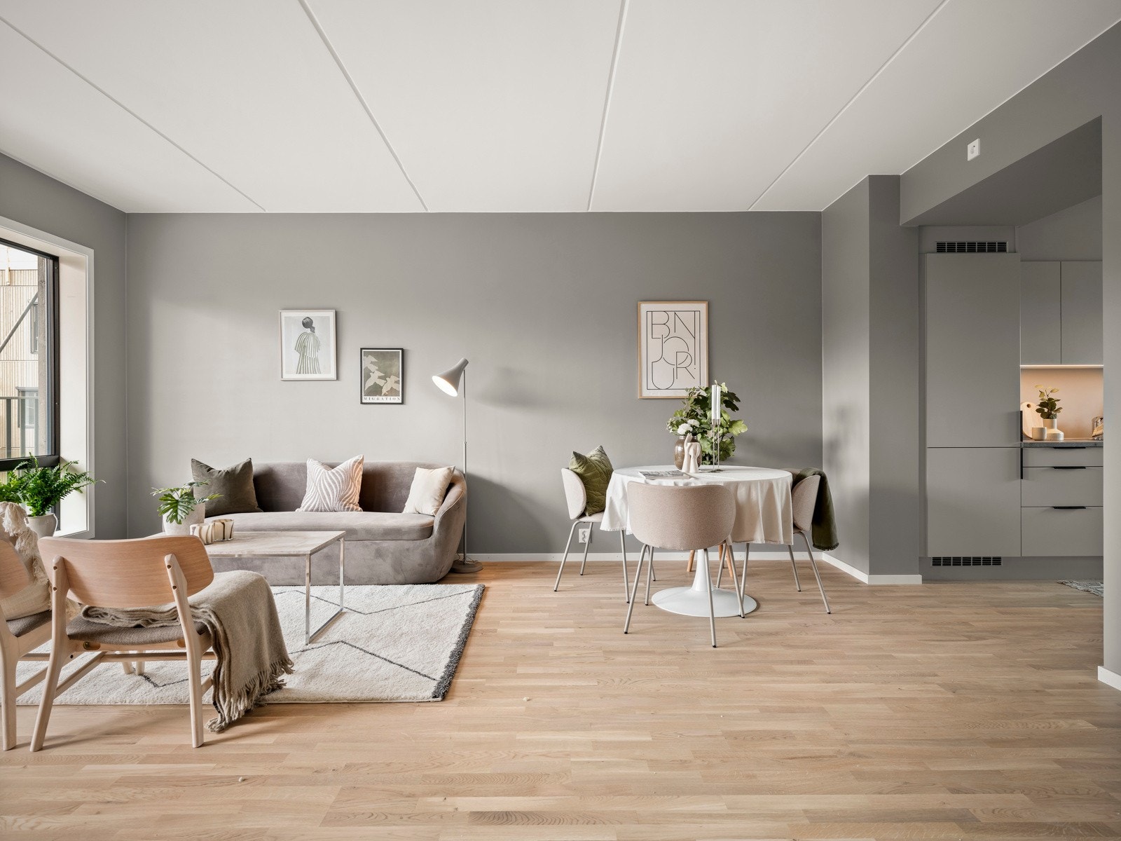 Stue med plass til spisebord. Vannbåren gulvvarme i alle oppholdsrom. Galleribilde