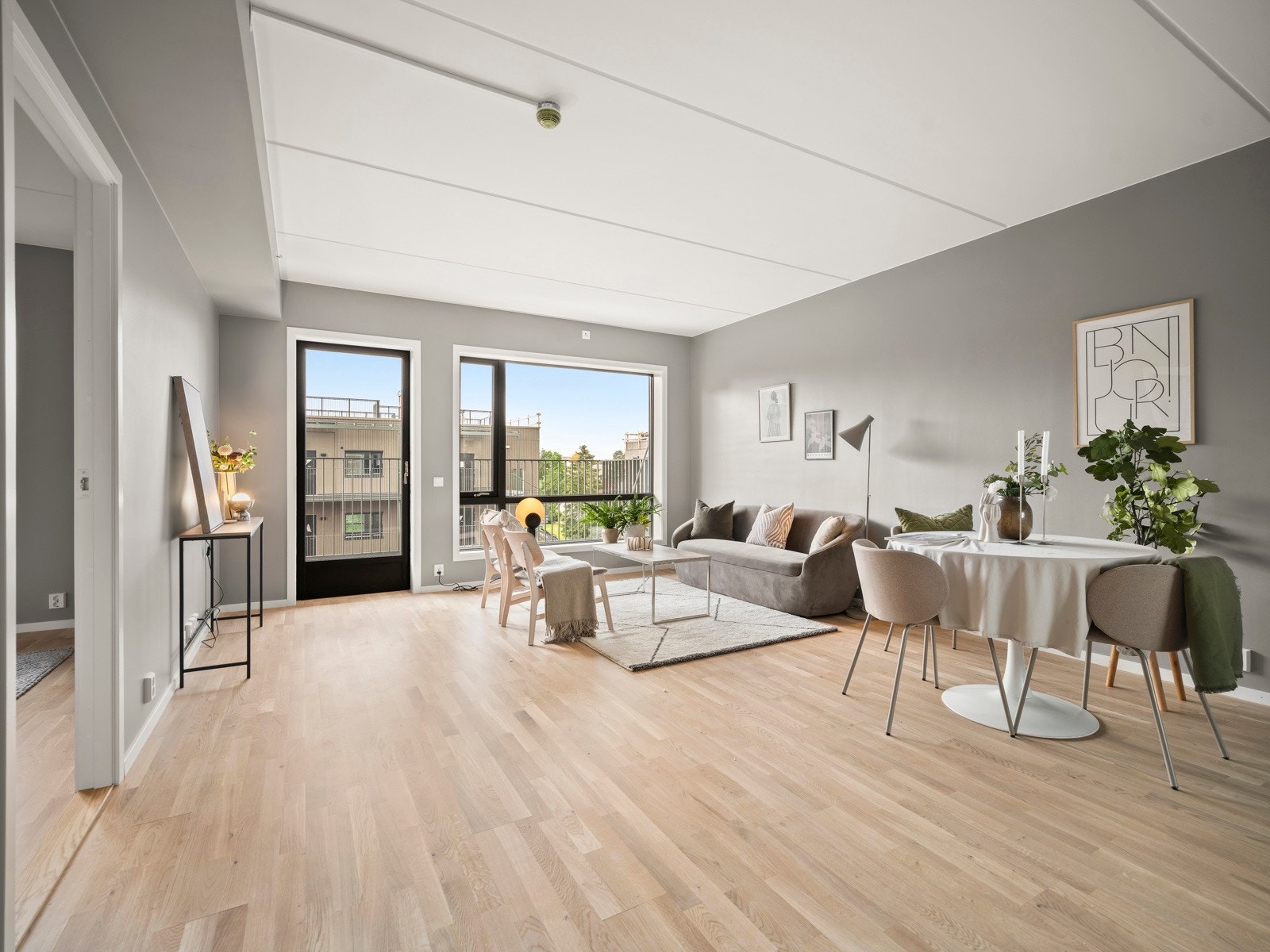 Sentrumshagen - Nyoppført 3-roms med solrik balkong og garasje. Tilgang til gjesteleilighet (200/døgn) samt flott fellesstue og kjøkken som kan reserveres til private selskap. Galleribilde