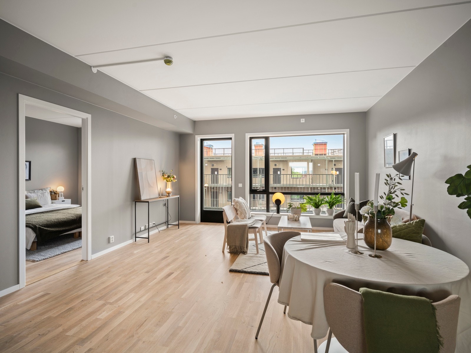 Leiligheten er oppgradert med gråmalte vegger og samme farge på kjøkkenfronter. Stuen har utgang til 12 kvm balkong. Galleribilde