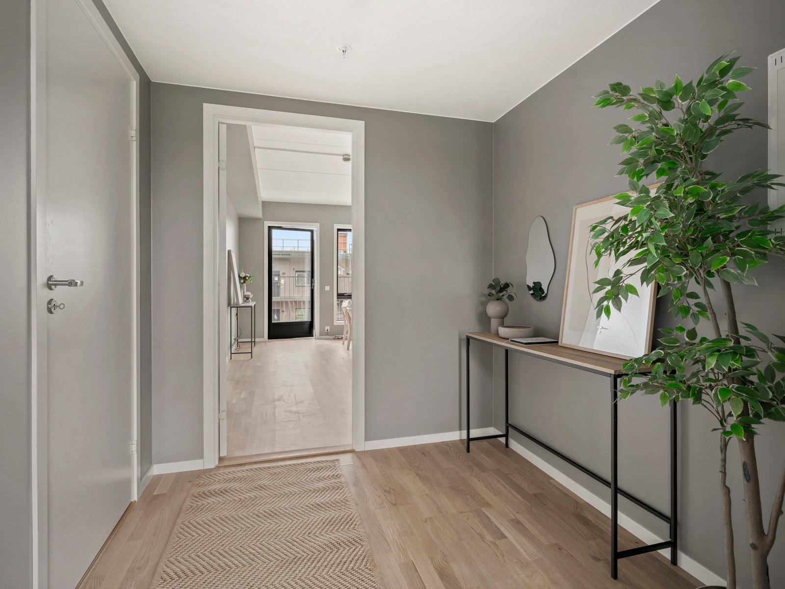 Romslig entré med plass til skap og knagger. Galleribilde