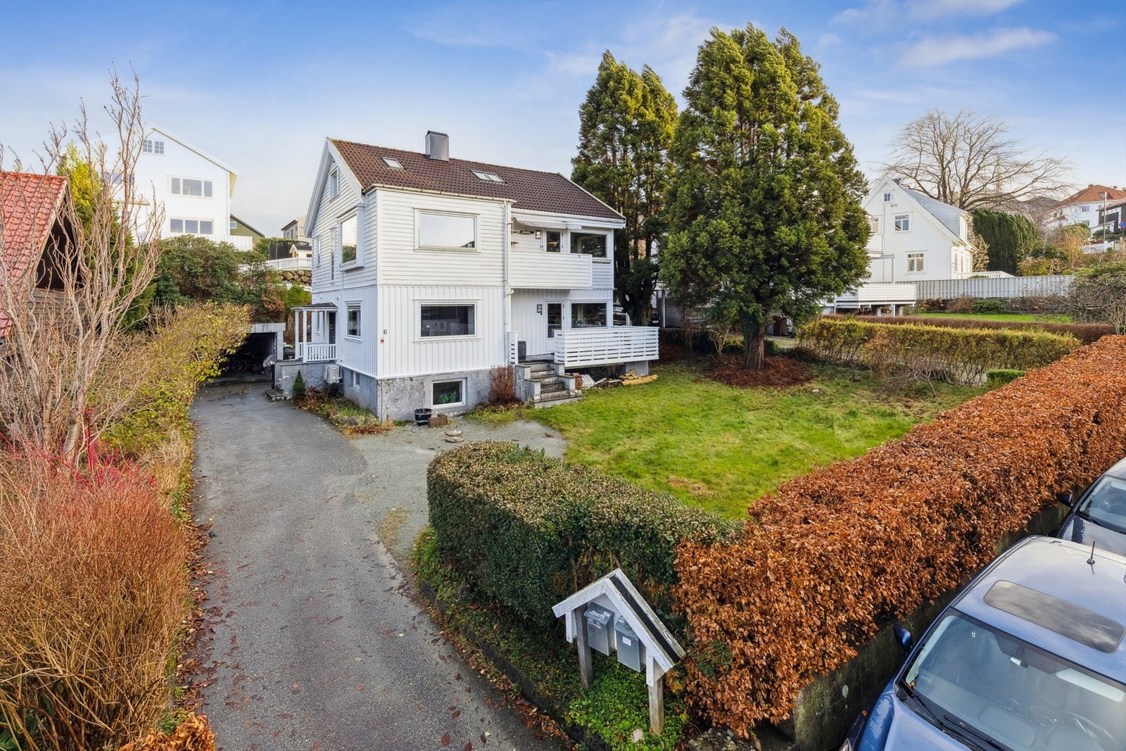 Parkering på felles eiet tomt. Flott og solrikt uteområde. Galleribilde