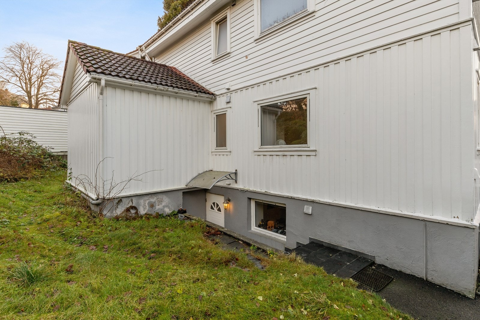 Kjelleren har egen inngang fra baksiden av huset. Den er innredet, men ikke omsøkt eller godkjent for varig opphold (se punktet om lovlighet i prospektet). Galleribilde