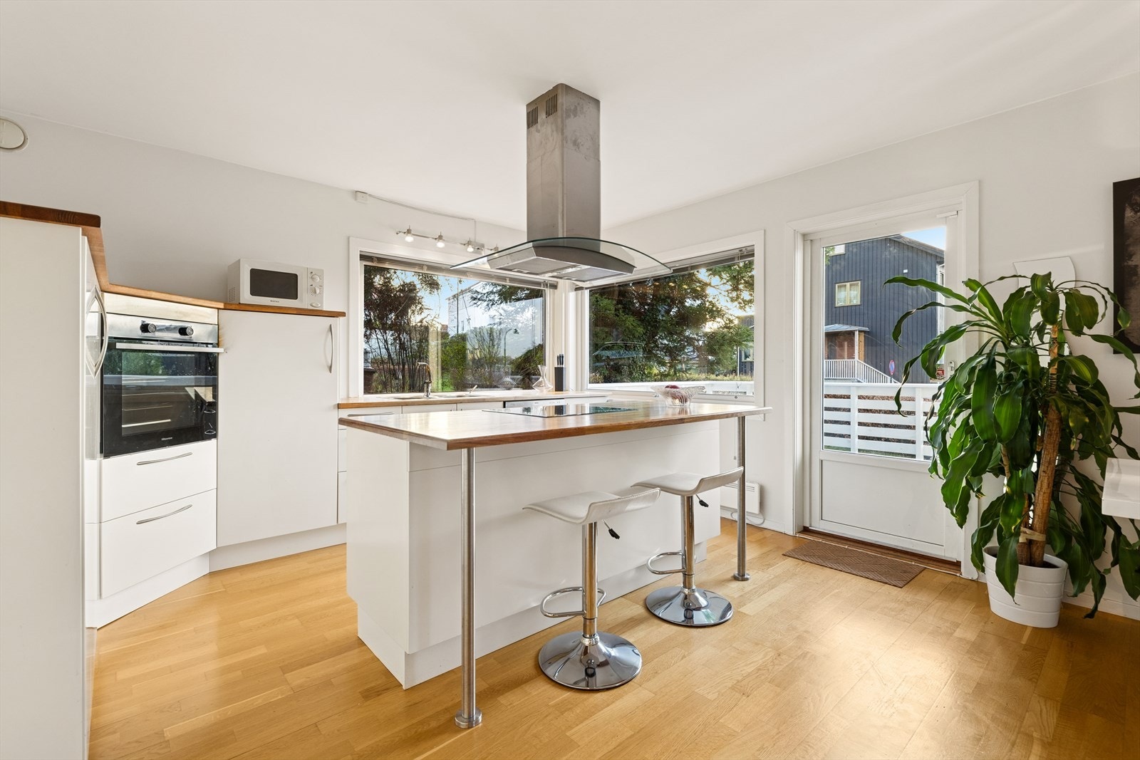 Øyen har også plass til barstoler, noe som gir en sosial og funksjonell løsning. Stuen er i tillegg innredet med peis som gir behagelig, jevn varme gjennom vinteren. Galleribilde