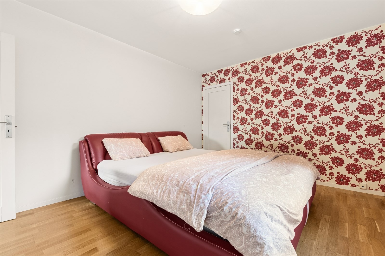 Videre inneholder etasjen tre soverom, alle av god størrelse. Galleribilde