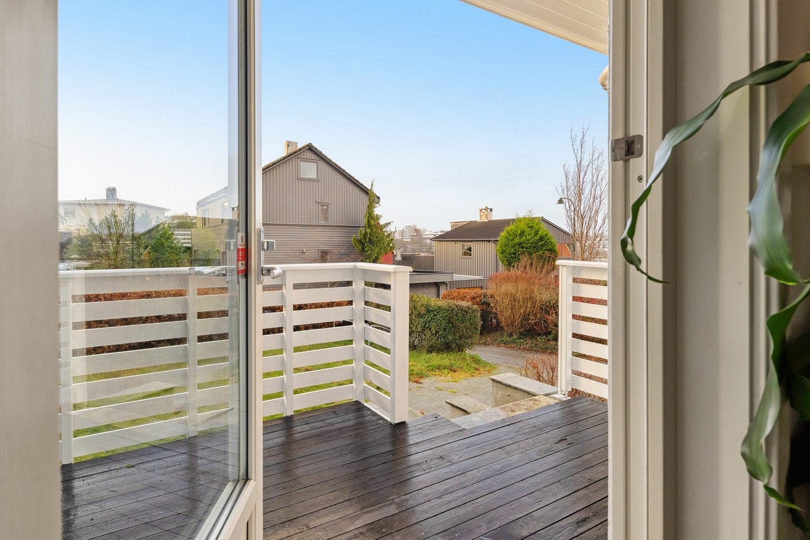 Direkte utgang til en solrik terrasse og enkel adkomst til felles uteområde. Galleribilde