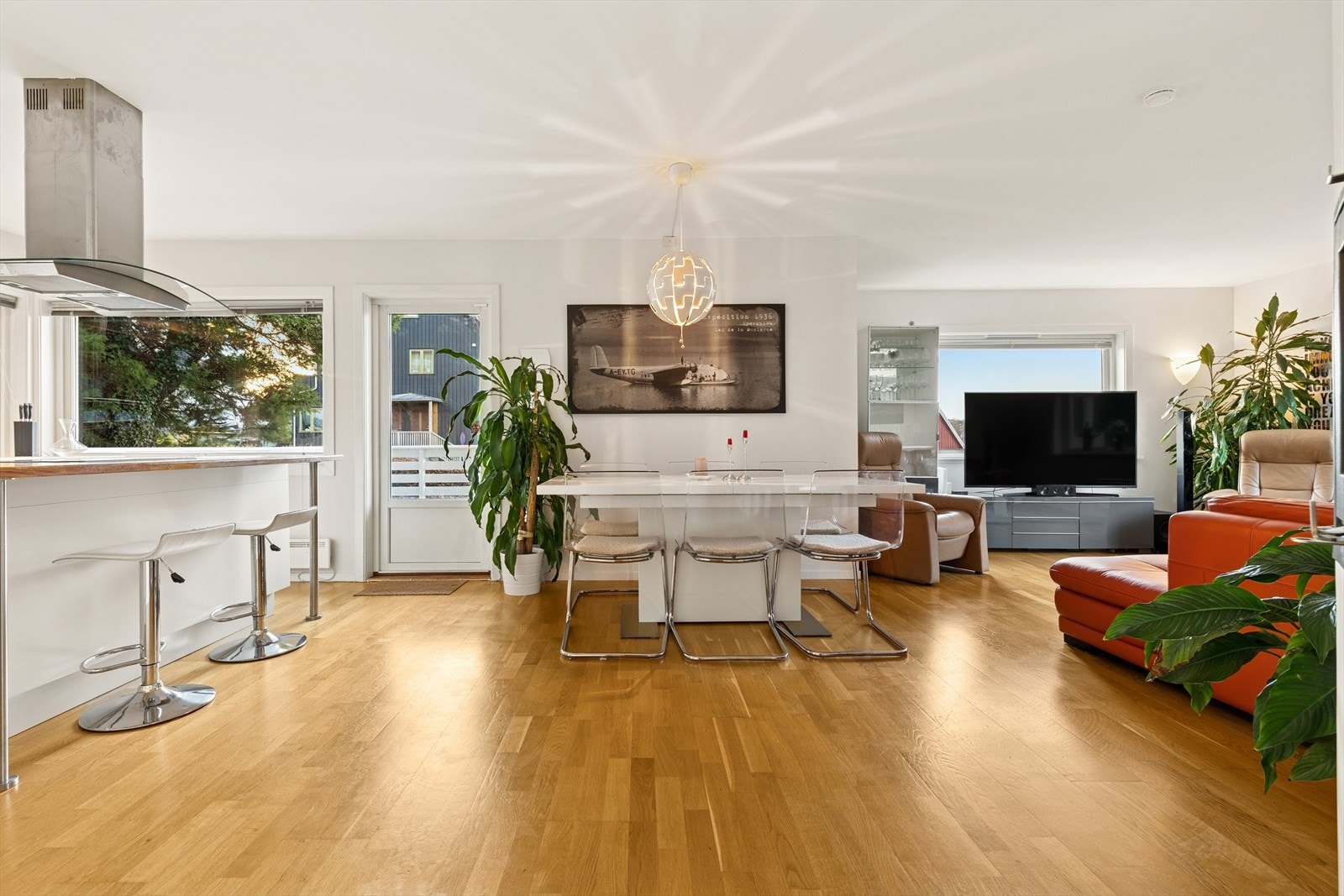 Innholdsrik del av tomannsbolig over 1. etasje og kjeller. Boligen ligger fint til i et barnevennlig, sentralt og etterspurt område med gangavstand til det meste, skoler, barnehager, dagligvarebutikker, tur- og rekreasjonsområder på Godalen. Galleribilde