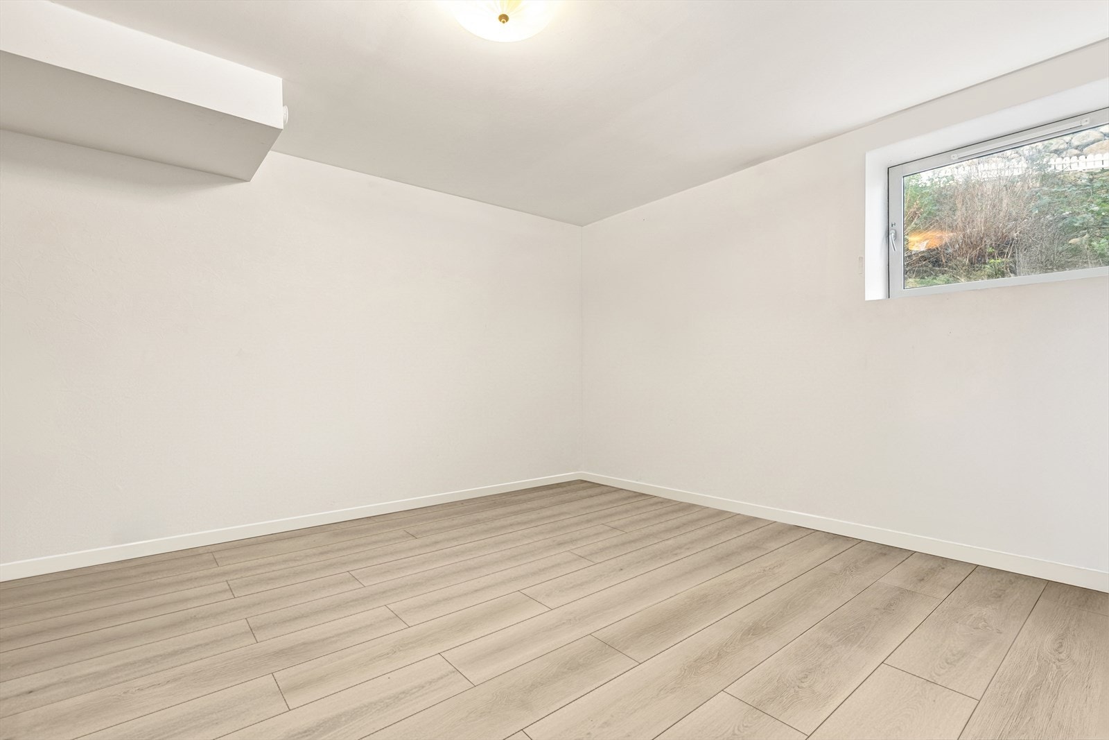 Kjelleren har to innredet rom som blir benyttet som soverom men er ikke omsøkt eller godkjent for varig opphold. (Møbler/inventar er redigert vekk og det kan være noe avvik). Galleribilde