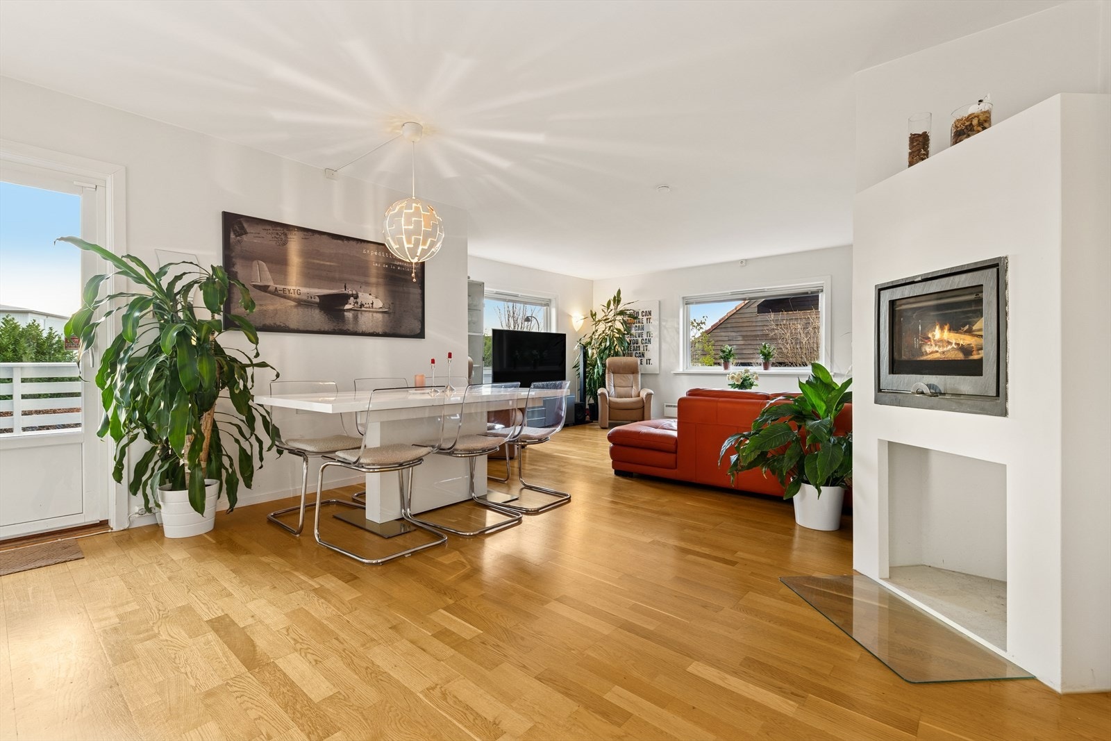 Det er god plass til både stor sofagruppe og TV-sone, samt spisestue med naturlig tilknytning til kjøkkenet. Galleribilde