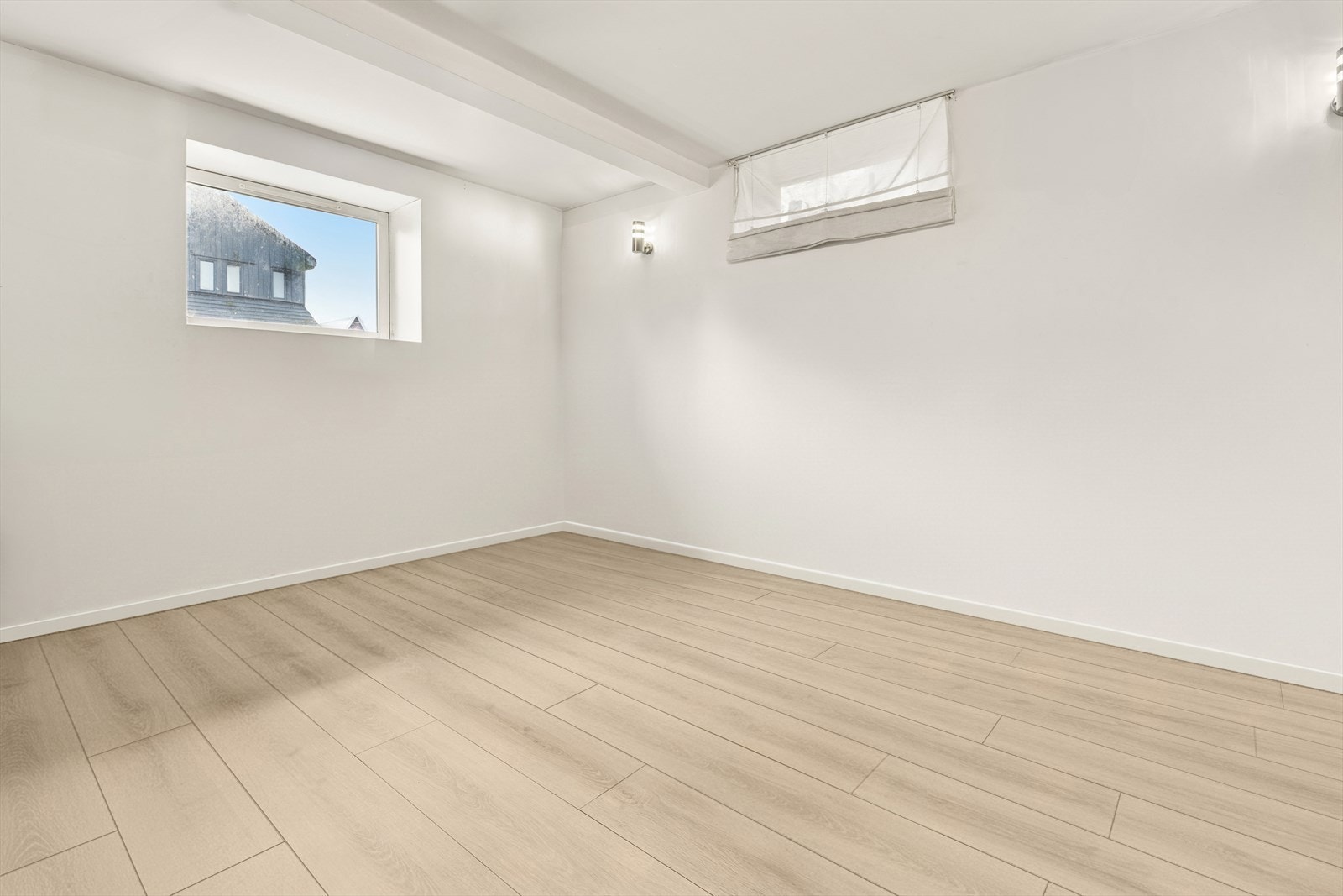 Romslig stue med god plass til stor sofagruppe og TV-sone. (Ikke omsøkt/godkjent). (Møbler/inventar er redigert vekk og det kan være noe avvik). Galleribilde