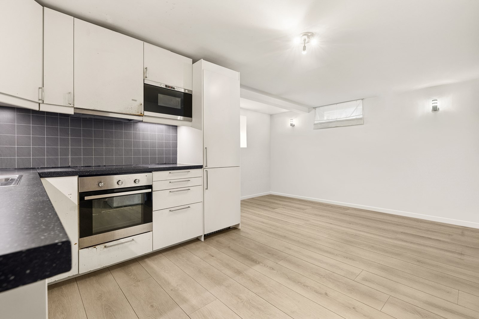 Kjøkken, bad og gulv er av nyere dato, men bærer preg av slitasje, og oppgradering må påregnes. (Møbler/inventar er redigert vekk og det kan være noe avvik). Galleribilde