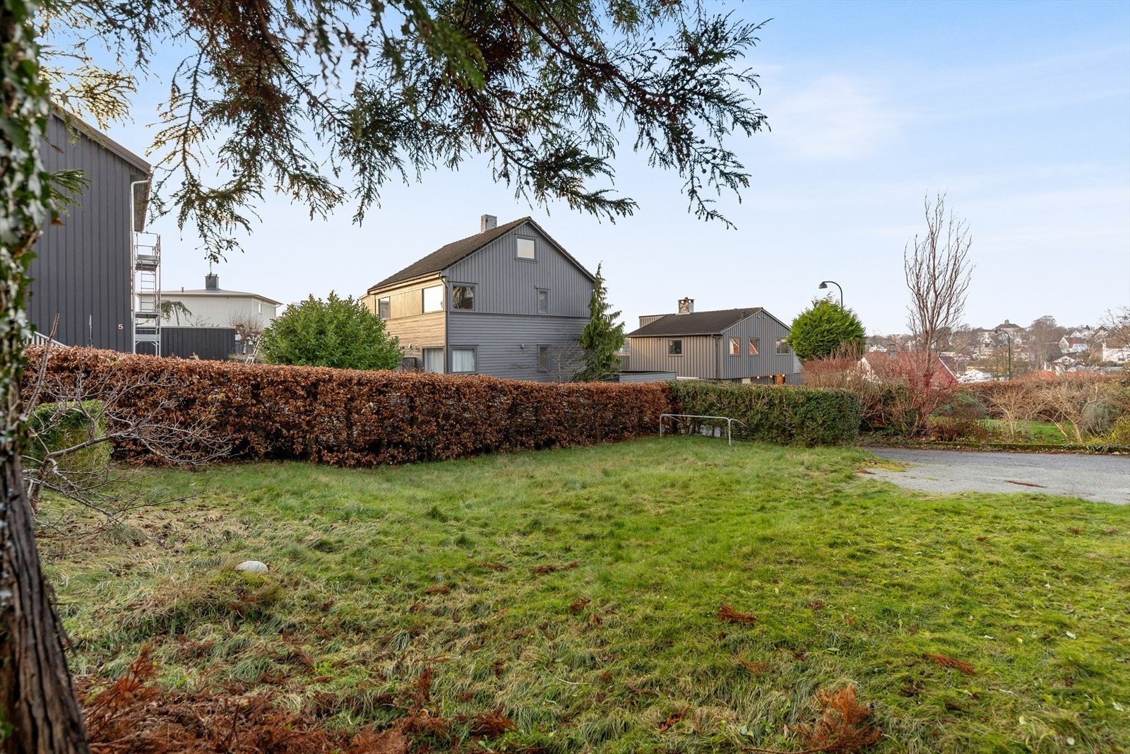 Fra boligen er det kort gangavstand til dagligvarebutikker og øvrige servicetilbud. Både Stavanger sentrum og Stavanger Øst ligger like i nærheten, og byr på et bredt utvalg av butikker, spisesteder, kulturtilbud og andre fasiliteter. Galleribilde