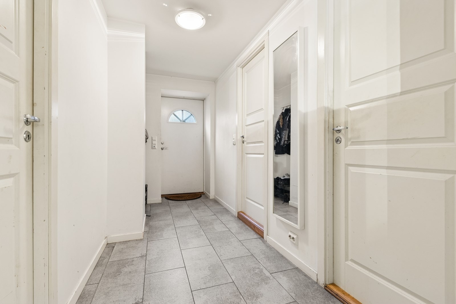 Romslig inngangsparti med god plass til oppheng av yttertøy. Galleribilde