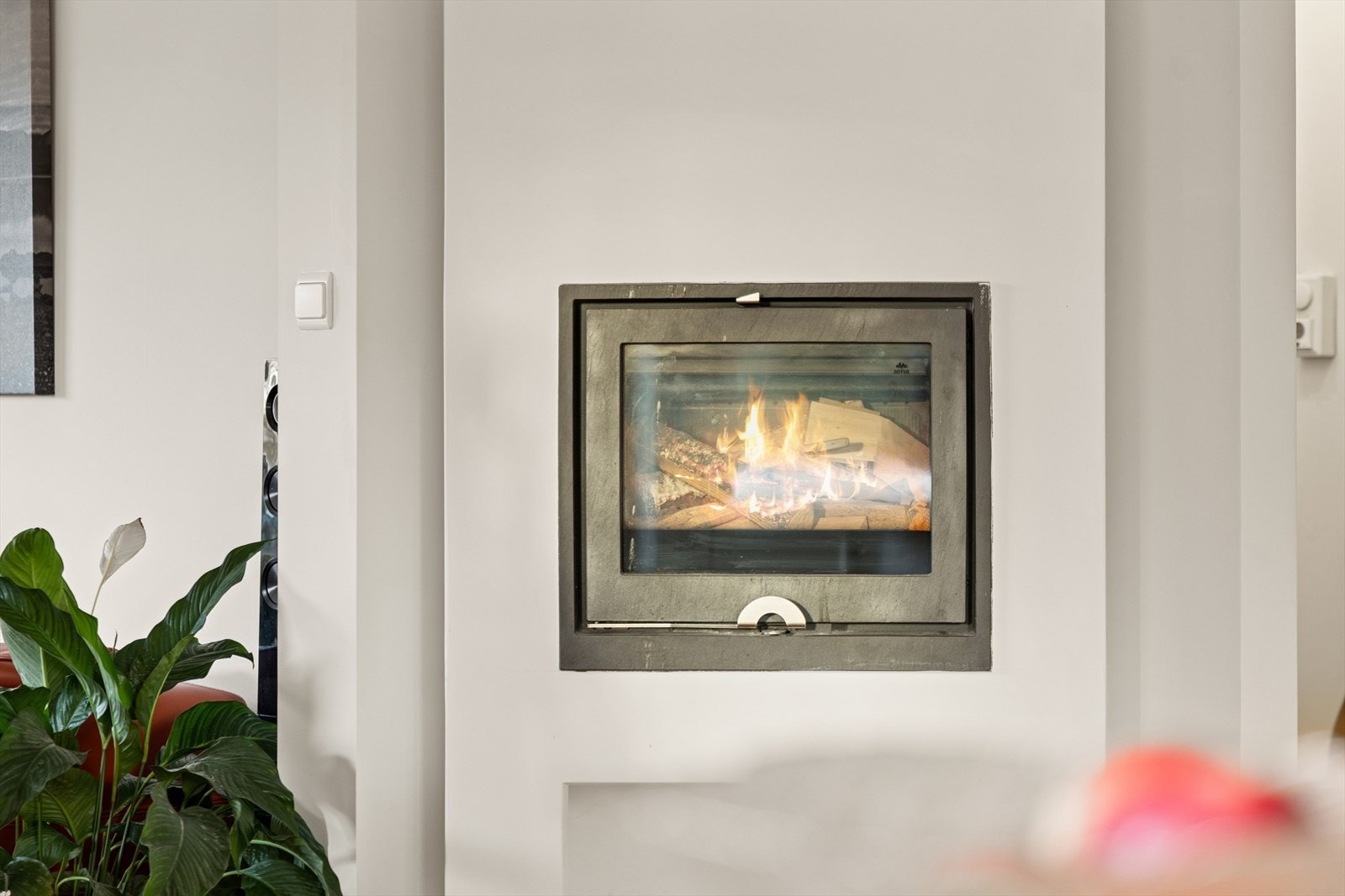 Stuen er i tillegg innredet med peis som gir behagelig, jevn varme gjennom vinteren. Galleribilde