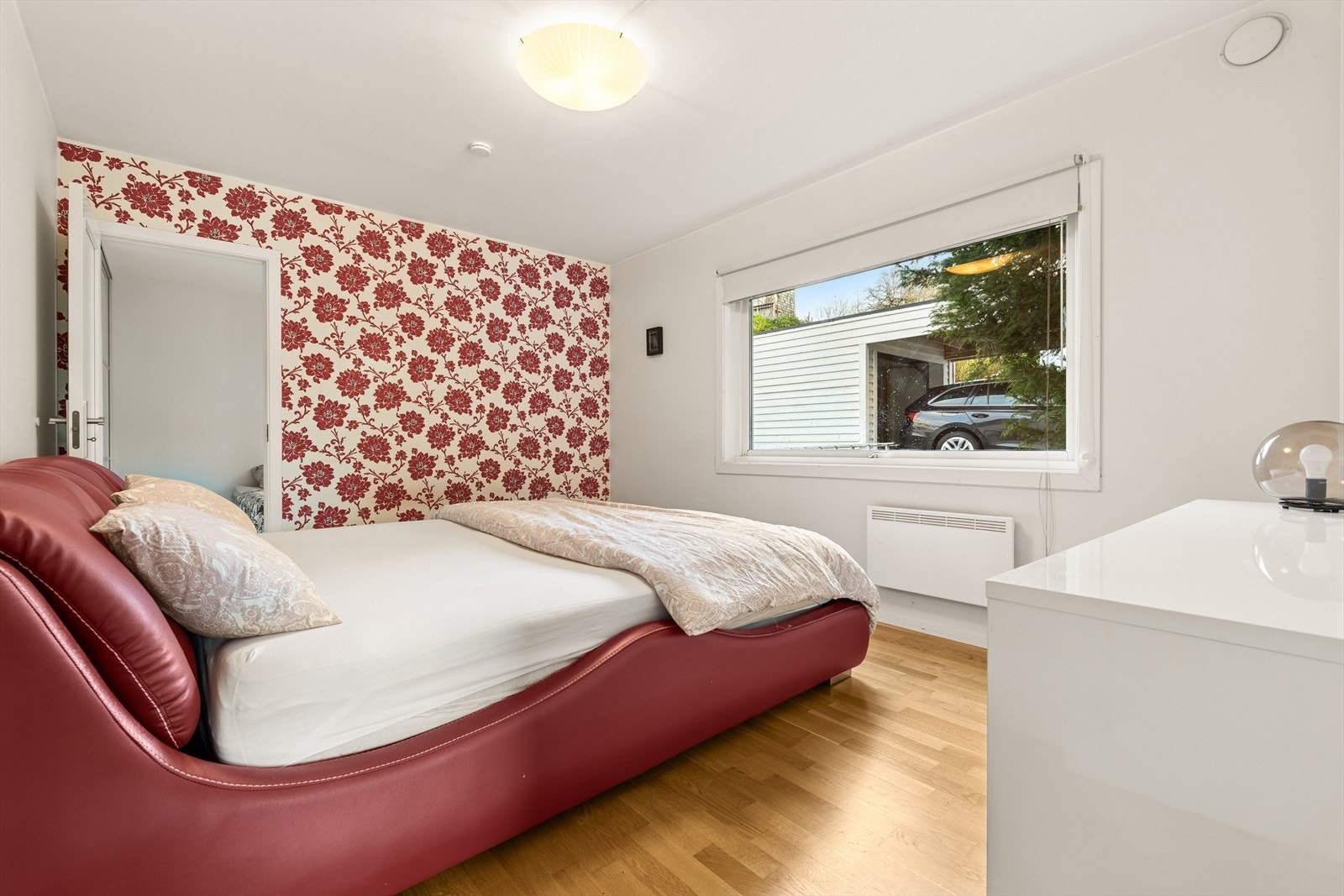 Hovedsoverommet har direkte tilknytning til det tilstøtende rommet, som tidligere har vært benyttet som ekstra stue. Galleribilde