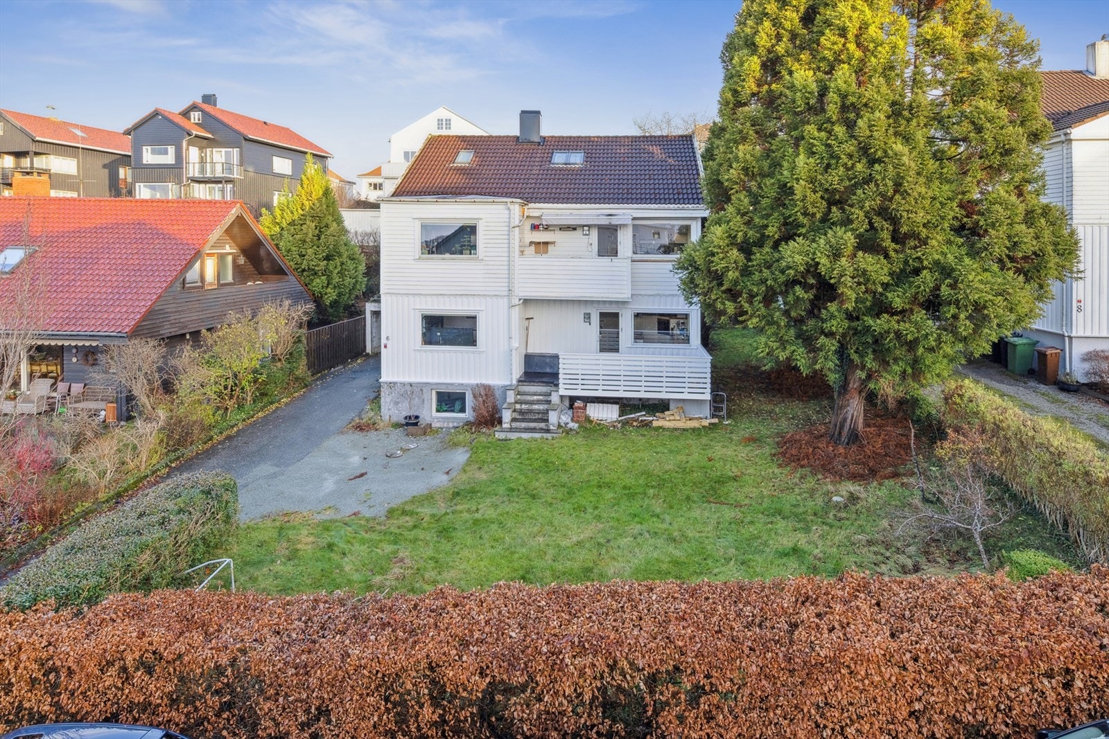 Godalsveien 6 har en ettertraktet beliggenhet like ved Varden, i den sørøstlige delen av Storhaug. Dette er et fredelig og barnevennlig område dominert av eneboliger og tomannsboliger, med et trivelig bomiljø og lite trafikk. Galleribilde