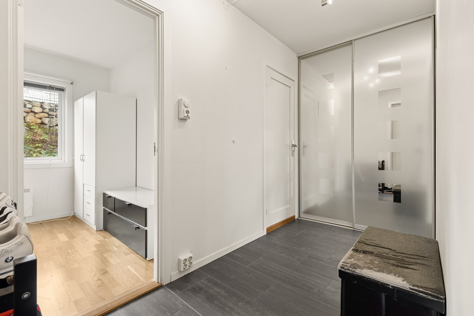 I første etasje møtes du av en romslig entré med god plass til oppheng av yttertøy, samt skyvedørsgarderobe. Galleribilde