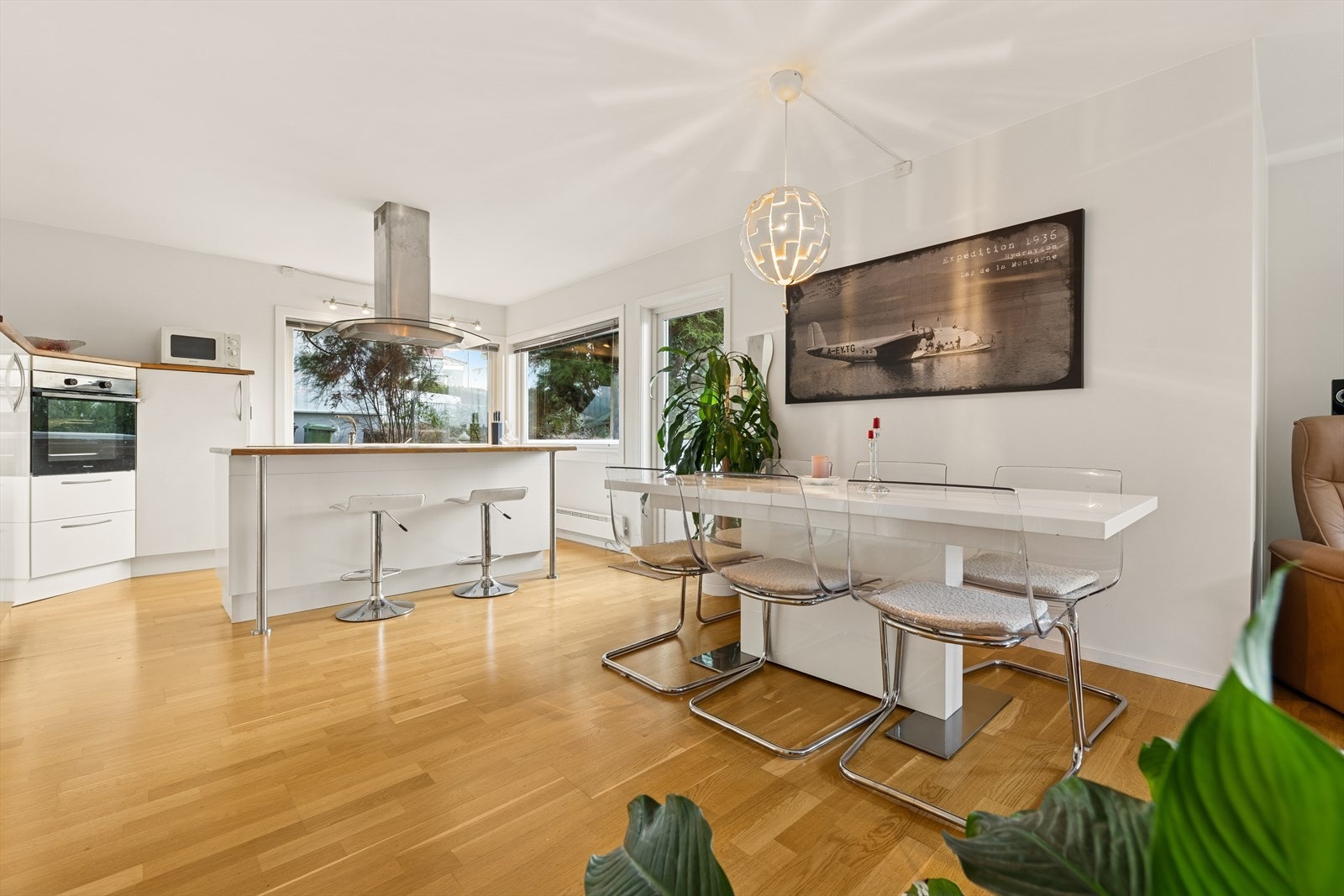 Stuen har store vindusflater og en åpen stue kjøkkenløsning, med direkte utgang til en solrik terrasse og enkel adkomst til felles uteområde. Galleribilde