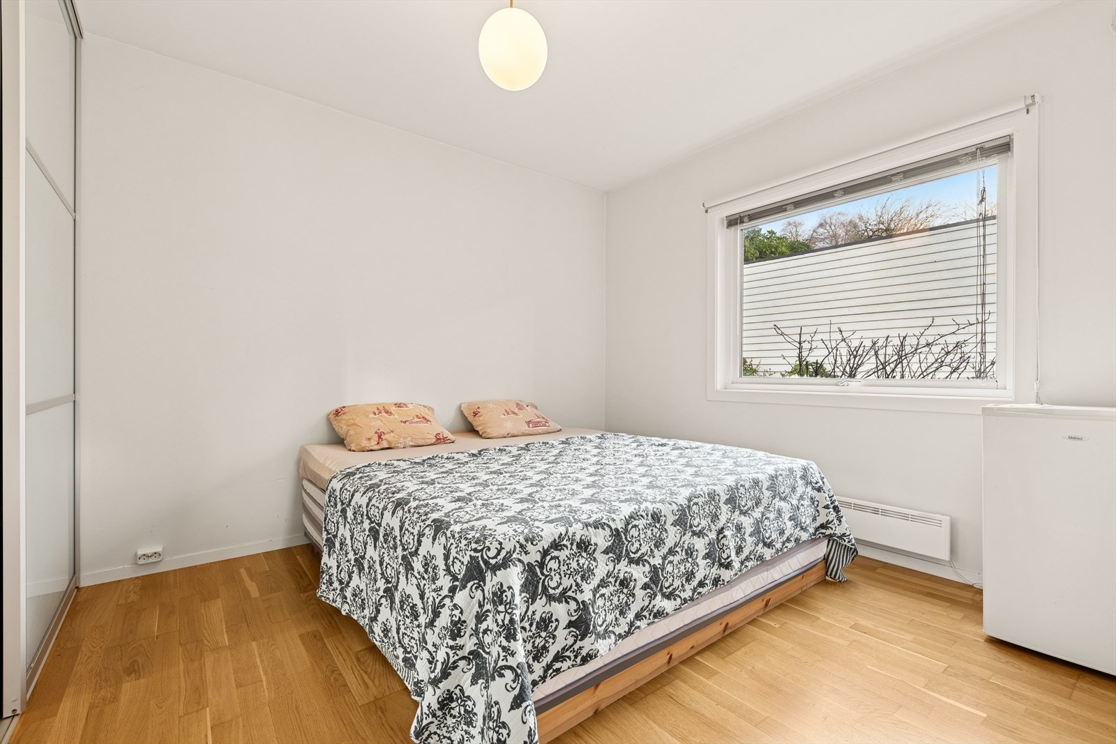 Soverom nr. 2. Alle soverom har plass til dobbeltseng og oppbevaringsløsninger. Galleribilde