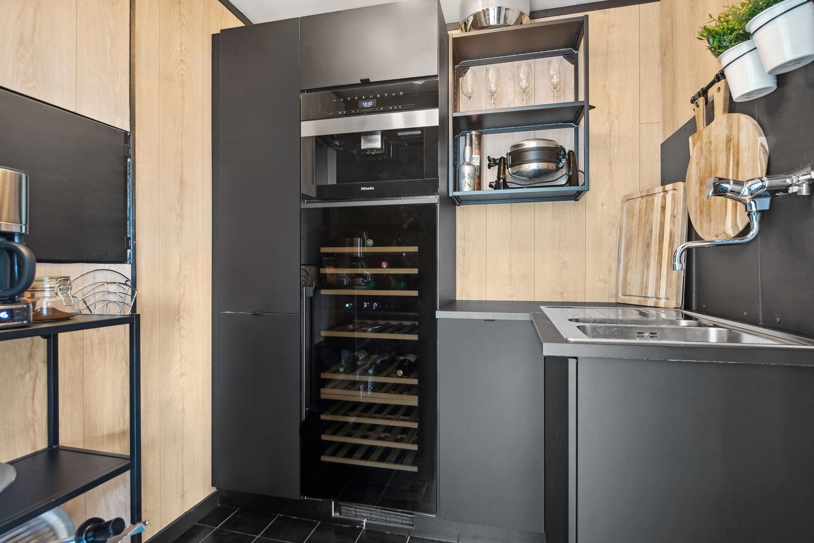 Innenfor kjøkkenet finner du et praktisk spiskammers/grovkjøkken med bla kaffemaskin, vinskap, utslagsvask og ekstra lagringsplass til store kjøkkenmaskiner. Galleribilde