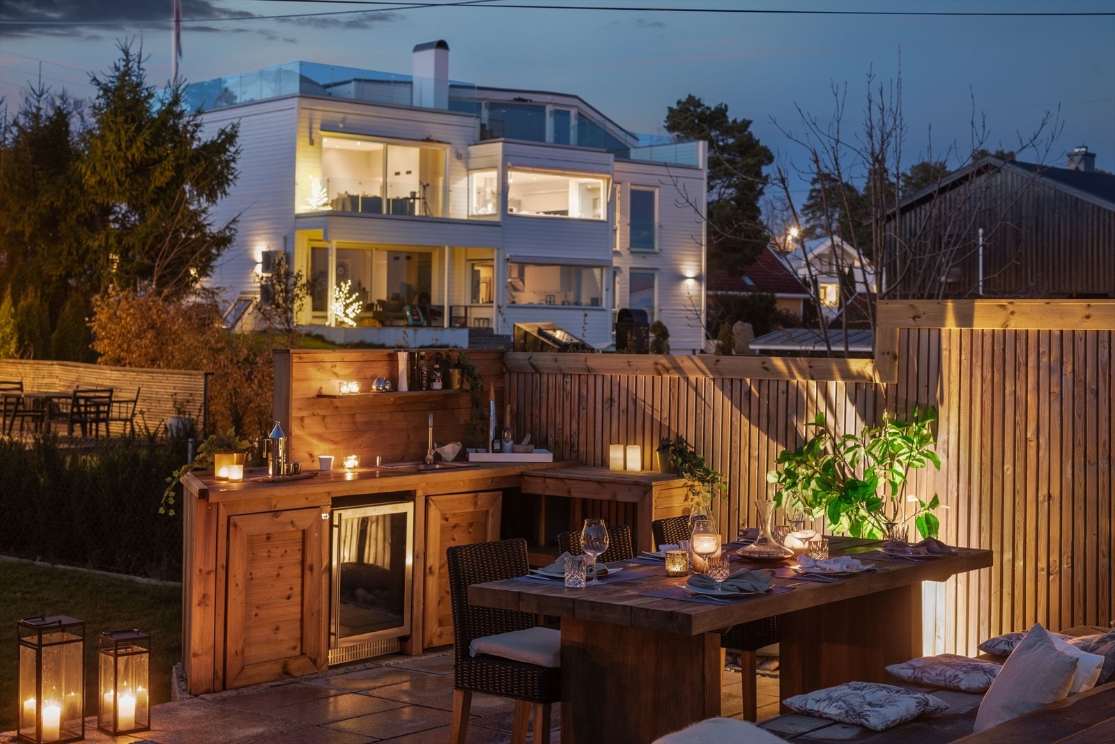 Skjermet uteplass med kjøkken og spisegruppe. Galleribilde