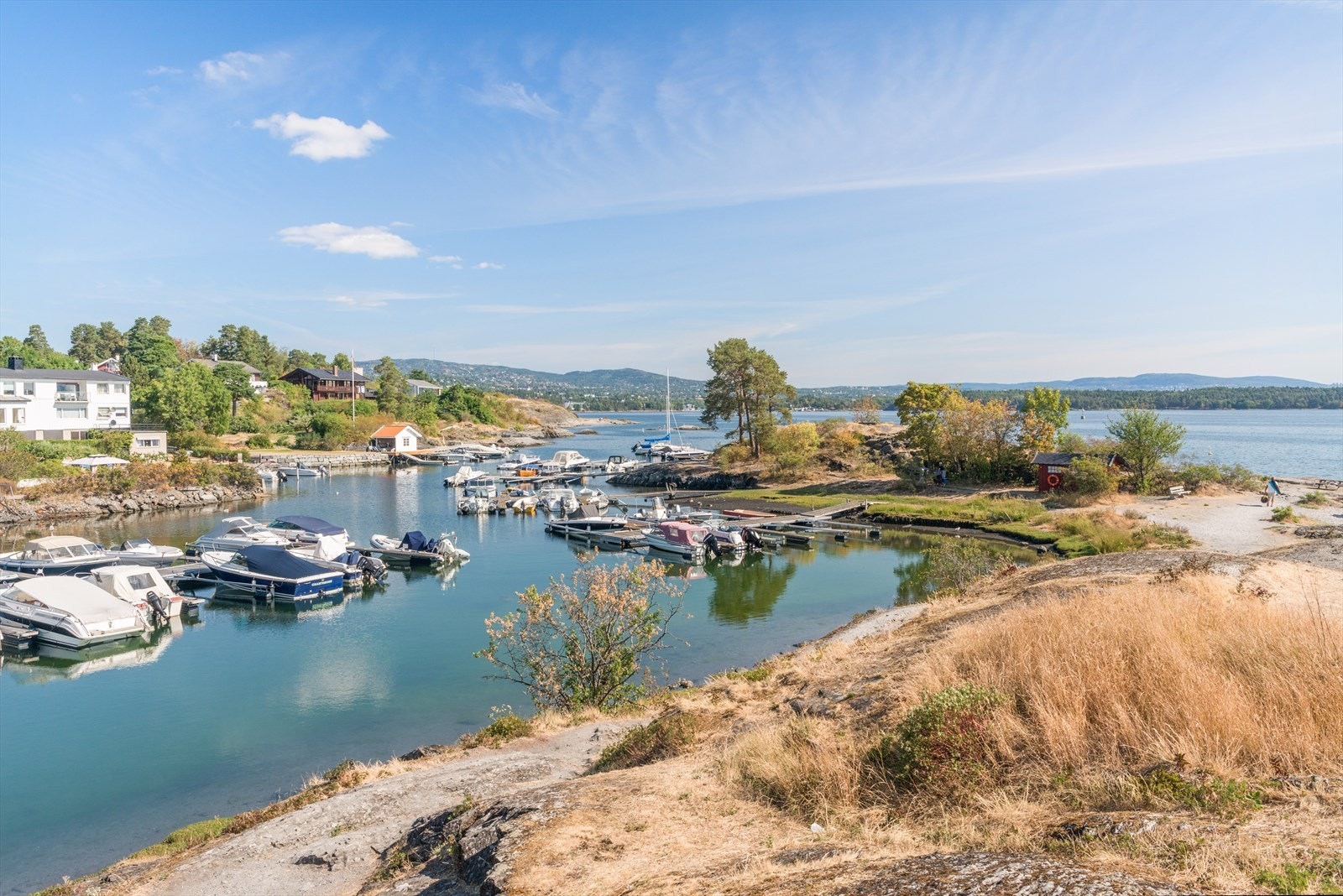 Idyllisk og nydelig område med småbåthavn og den fineste sandstranden med stupebrett. Galleribilde