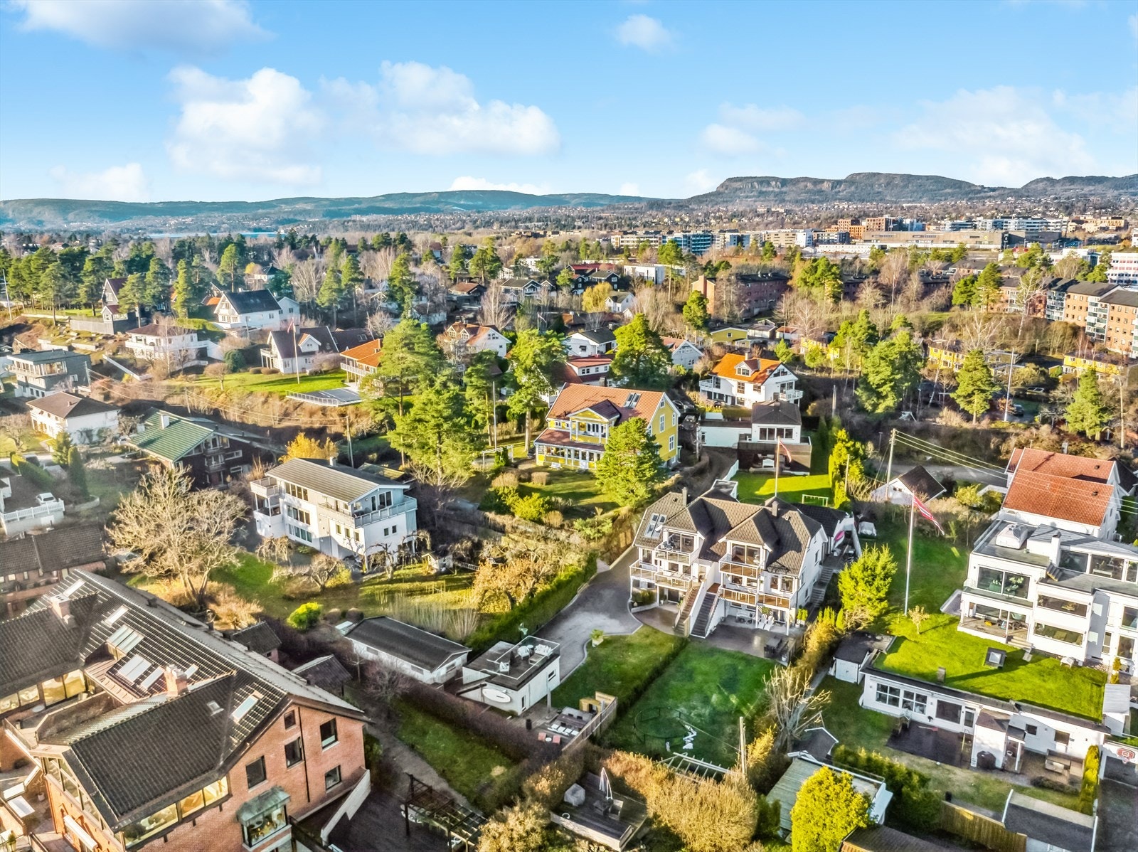 Boligen har god beliggenhet innerst i blindvei med trygg vei til skolen. Gangsti via Pelvikveien for buss ved Rolfsbukta. Galleribilde