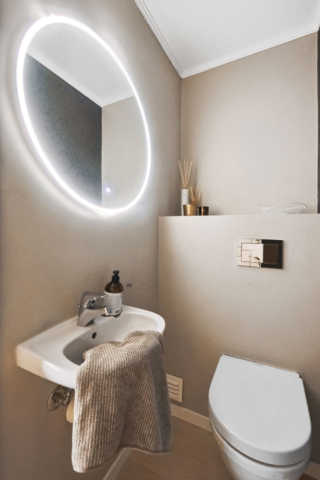 Gjeste WC i 1. etg Galleribilde