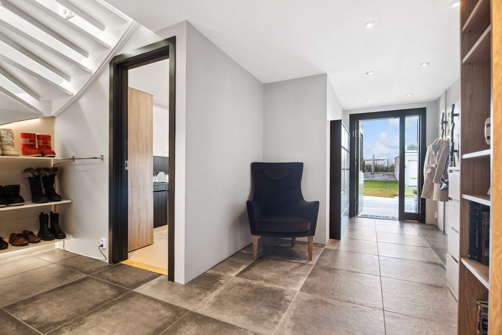 Velkommen inn - her blir du møtt av en romslig entre m/stor garderobe. Utenfor døren ligger inngjerdet hage, en trygg plass for småbarn og firbente. Galleribilde