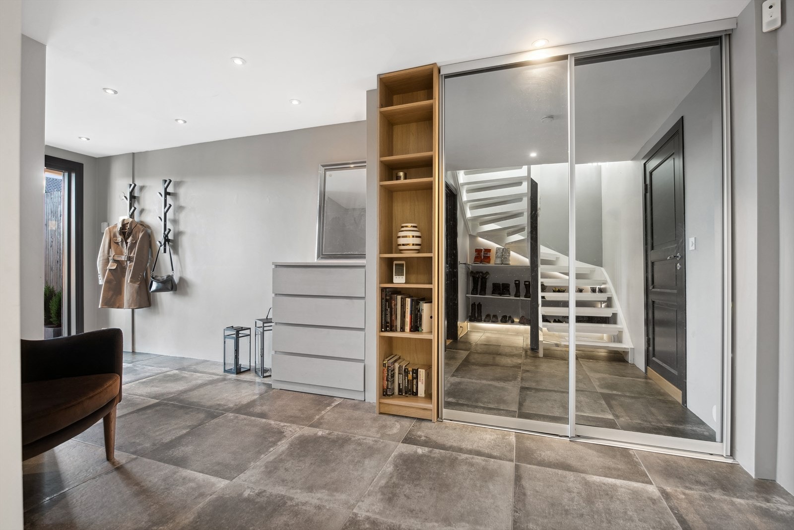 Det er godt med plass til oppbevaringsløsninger i den flislagte entreen. Galleribilde