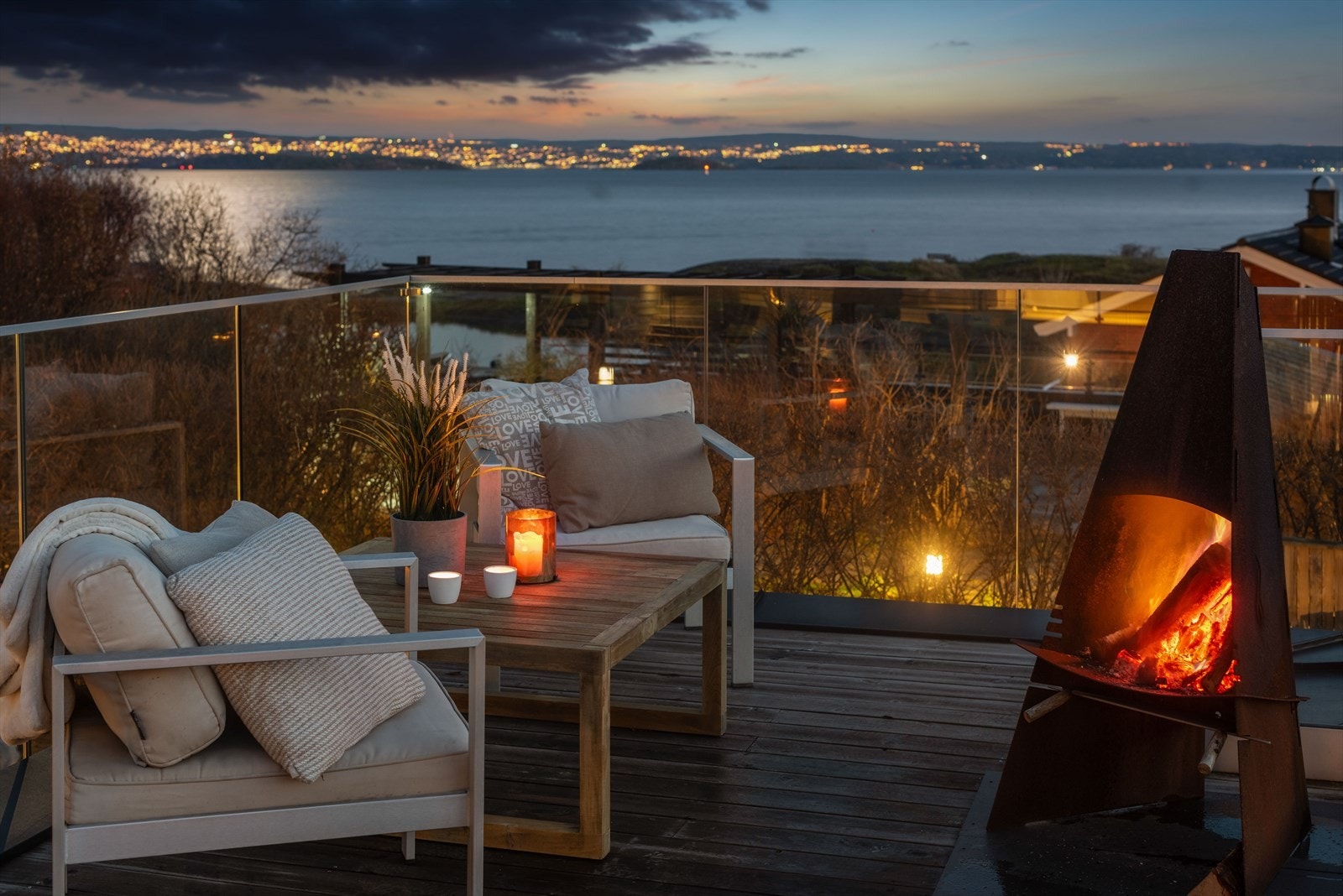 Utsikt fra takterrassen over garasjen Galleribilde