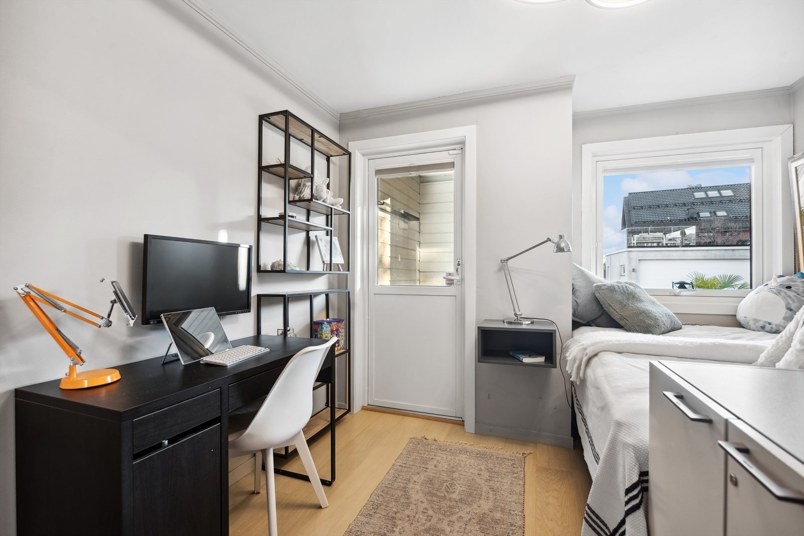 Soverom 4 med egen utgang til platting utenfor. Ved behov for flere soverom kan døren til hybel åpnes og man har ekstra bad, soverom og stue integrert i boligen Galleribilde