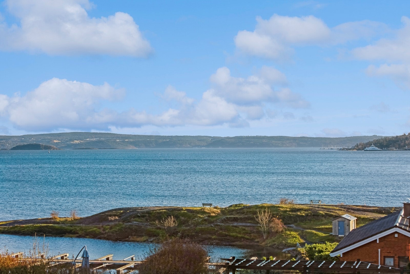 Halden brygge ligger rett nedenfor eiendommen, med småbåthavn, strand og kiosk Galleribilde