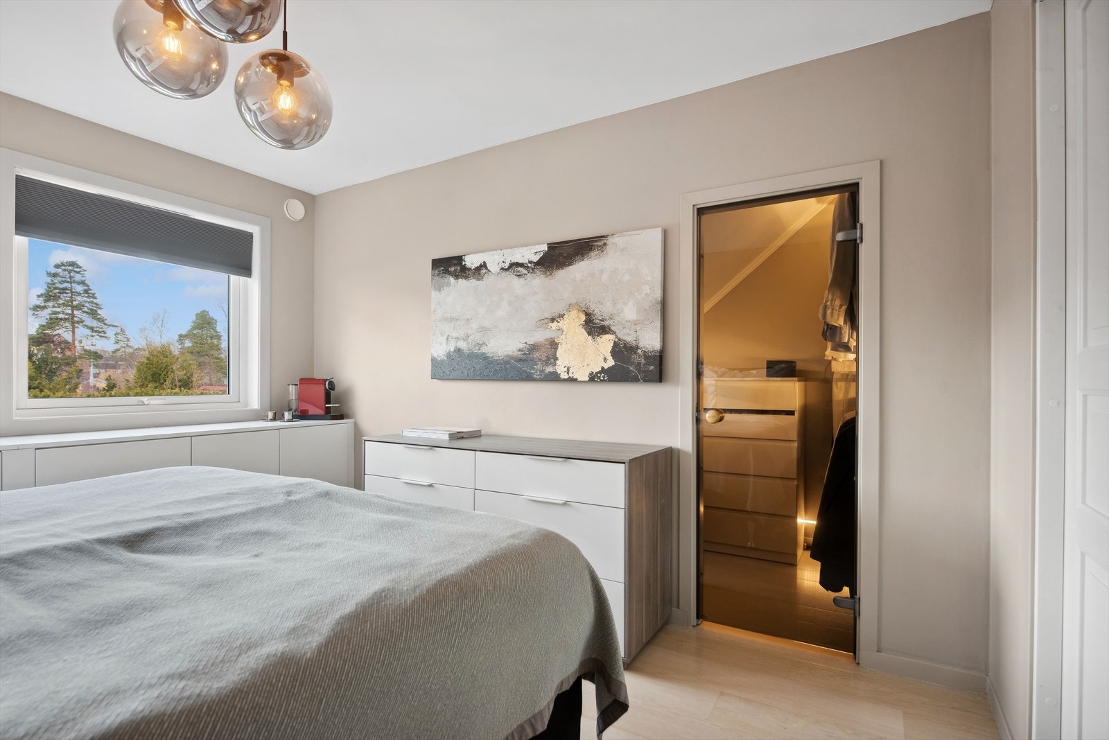 Hovedsoverommet har walk-in garderobe. Galleribilde