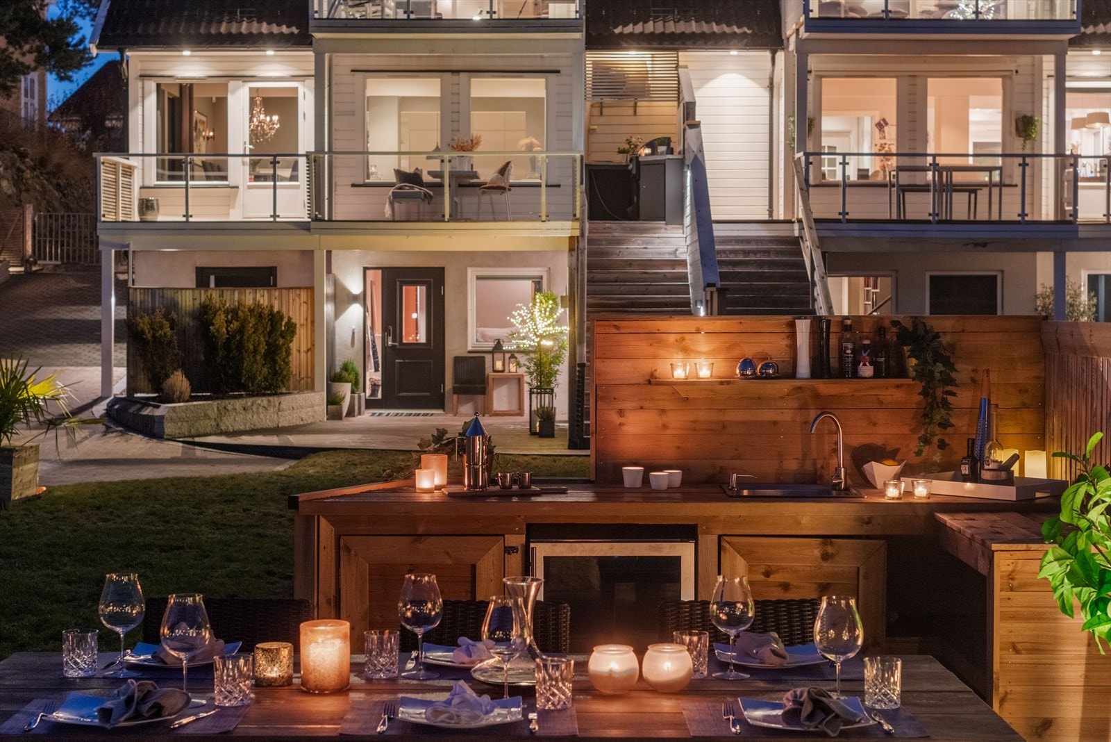 Strøken uteplass med en perfekt gressplen som er enkel å holde og et herlig uteområde for sene sommerkvelder. Galleribilde