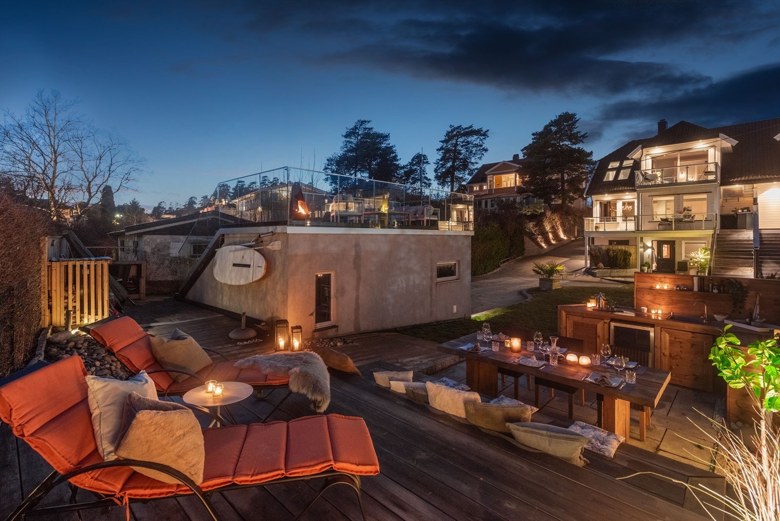 Stille og rolig, sjønært område innerst i blindvei. Pent opparbeidet hage med utekjøkken, platting og egen dobbel garasje med takterrasse. Galleribilde