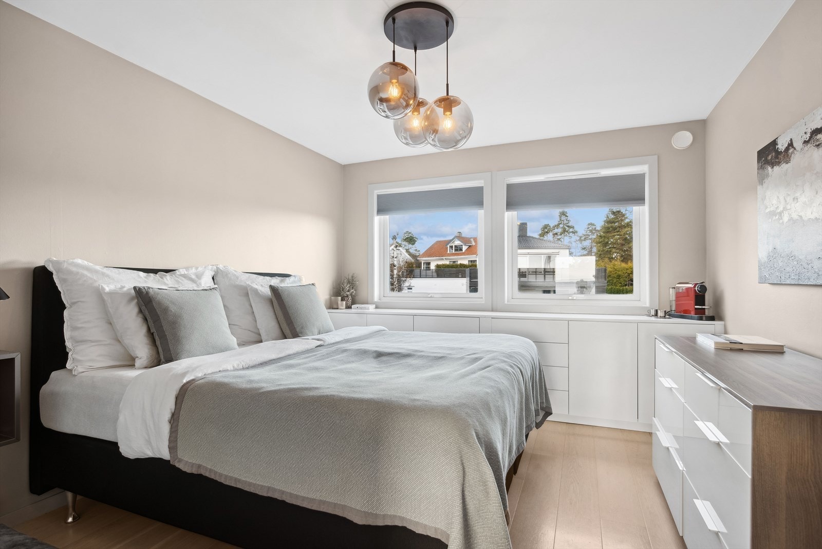 Hovedsoverom med god plass til stor dobbelseng og øvrig møblering. Galleribilde