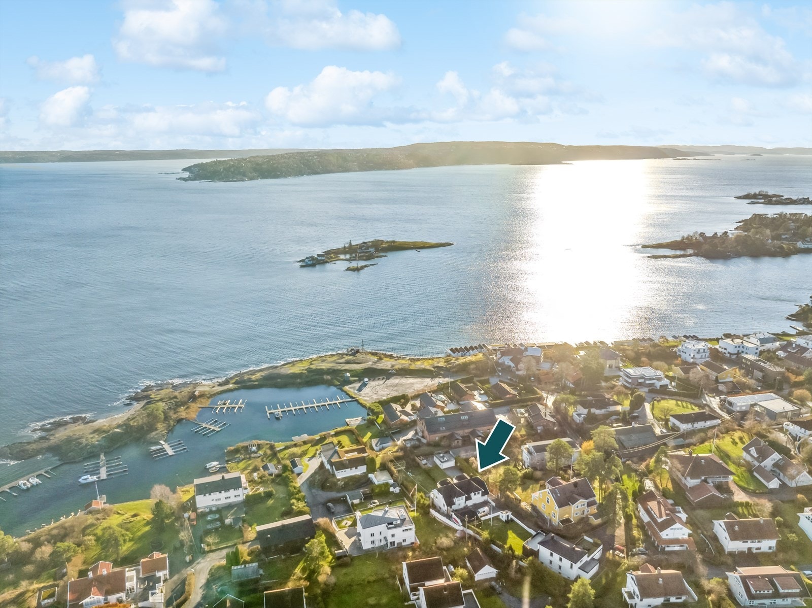 Boligen ligger innerst i blindvei ved Halden Brygge med sjeldent flott utsikt mot innseilingen til Oslo Galleribilde