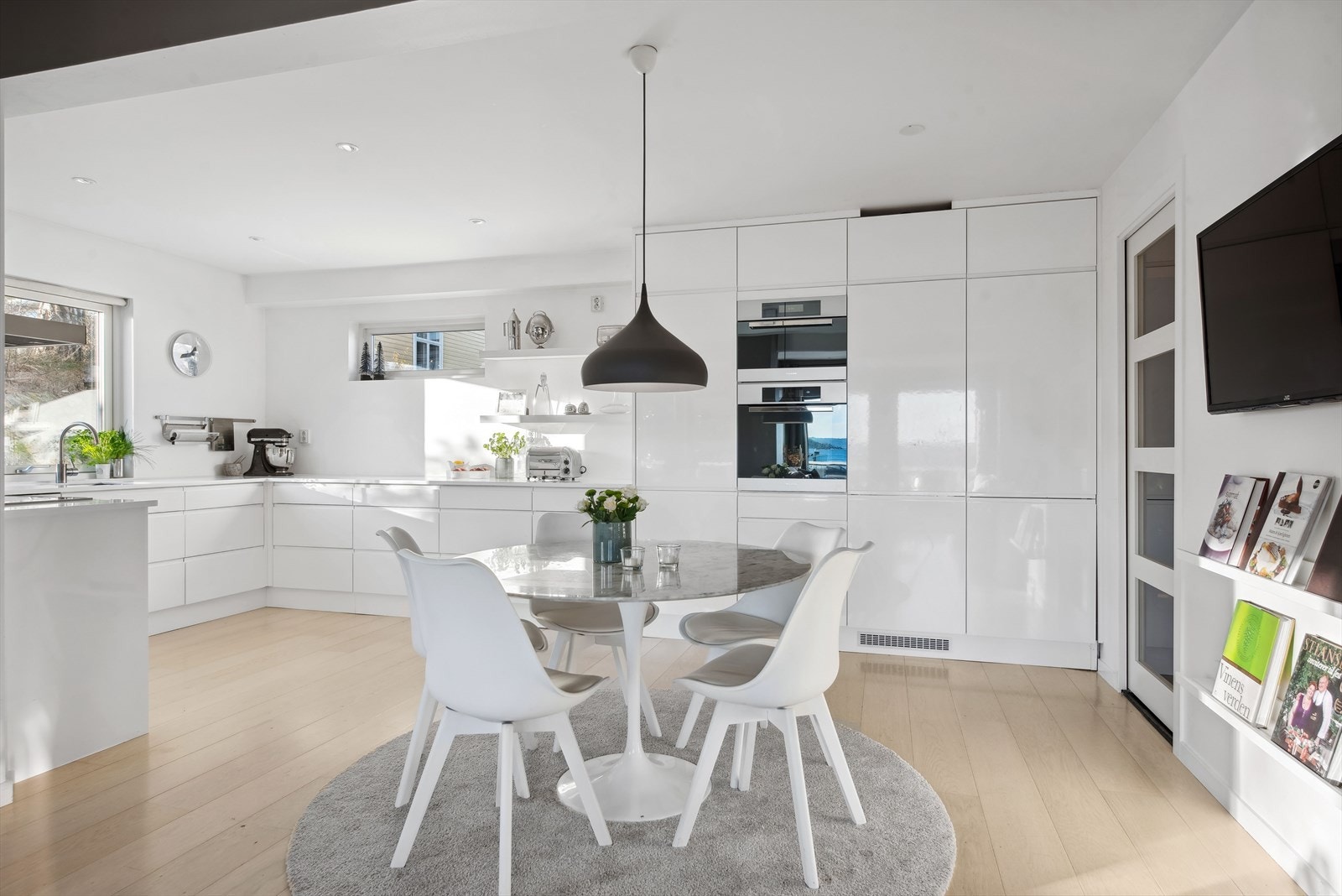 Kjøkkenet er utstyrt med to kjøleskap med tilhørende frys, oppvaskmaskin, induksjonstopp, stekeovn og dampovn. Galleribilde