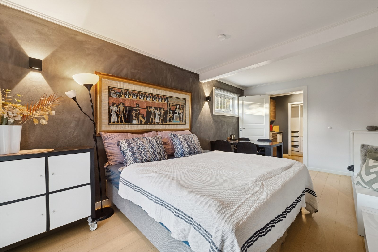 Egen inngang til hybeldel med soverom, kjøkken og bad. Kan enkelt integreres i boligen via dør bak garderoben. Galleribilde