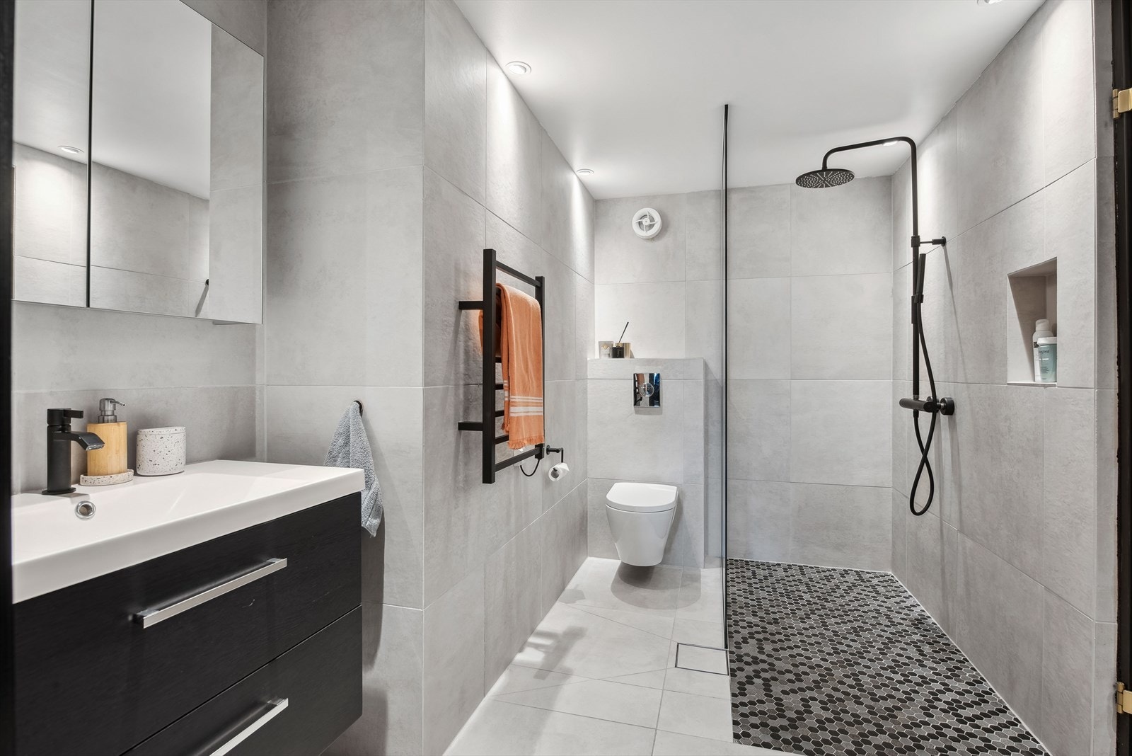 Pent flislagt bad i underetasje. Galleribilde