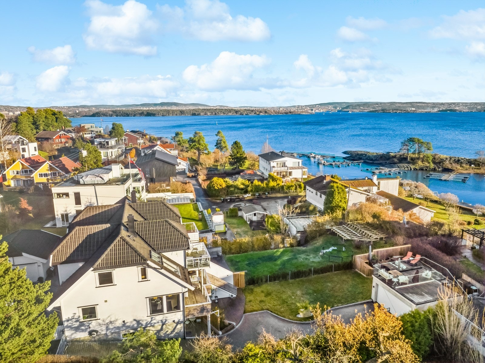 Huset ble oppført i 2001 med en fantastisk beliggenhet og utsikt på Snarøya. Galleribilde