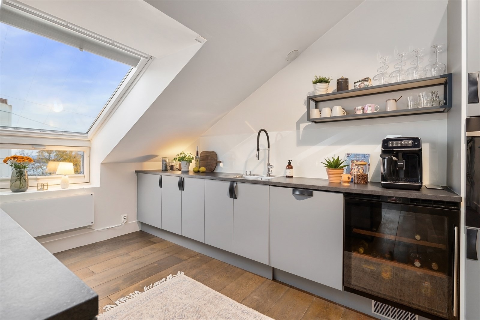 Her er det godt med skap- og benkeplass Galleribilde