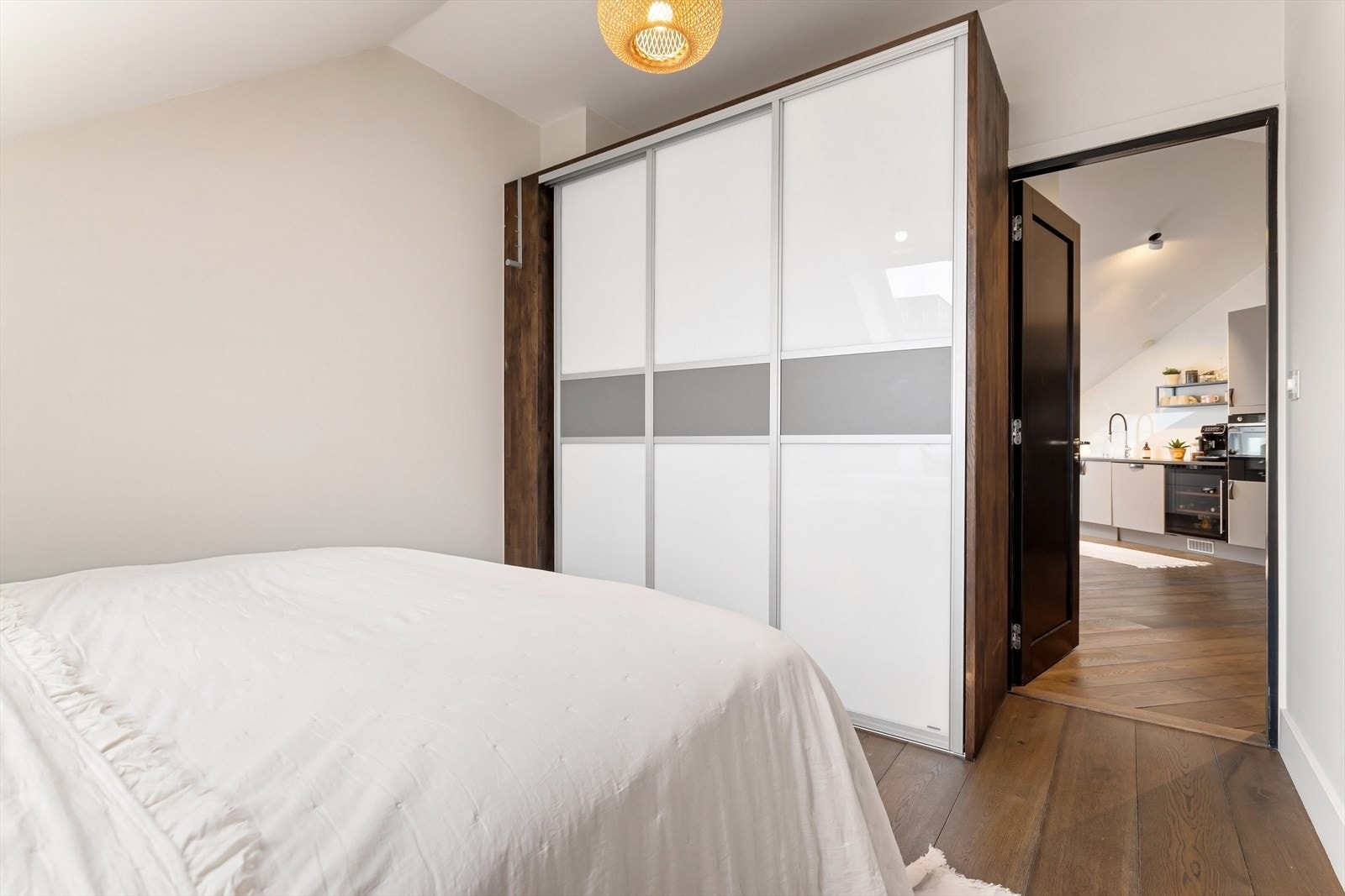 Hovedsoverommet har malte overflater i delikate fargetoner og en stor skyvedørsgarderobe Galleribilde