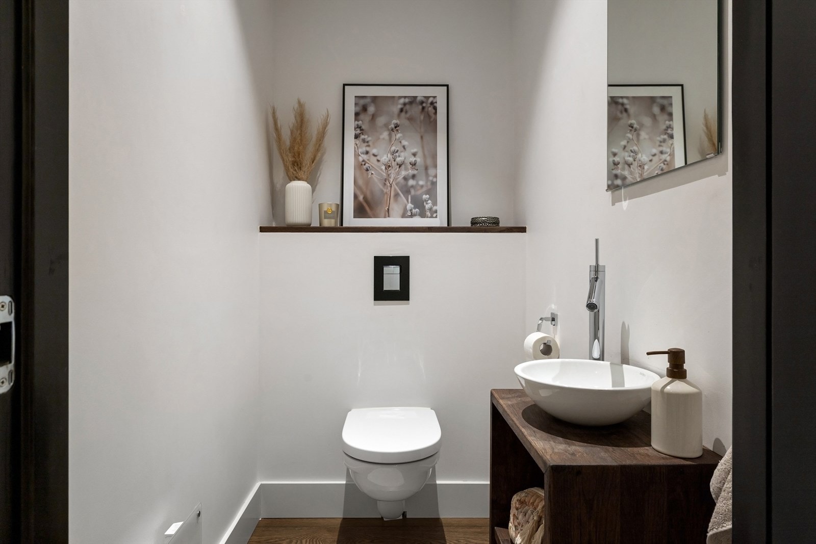 Foruten bad har leiligheten et ekstra separat gjestetoalett Galleribilde